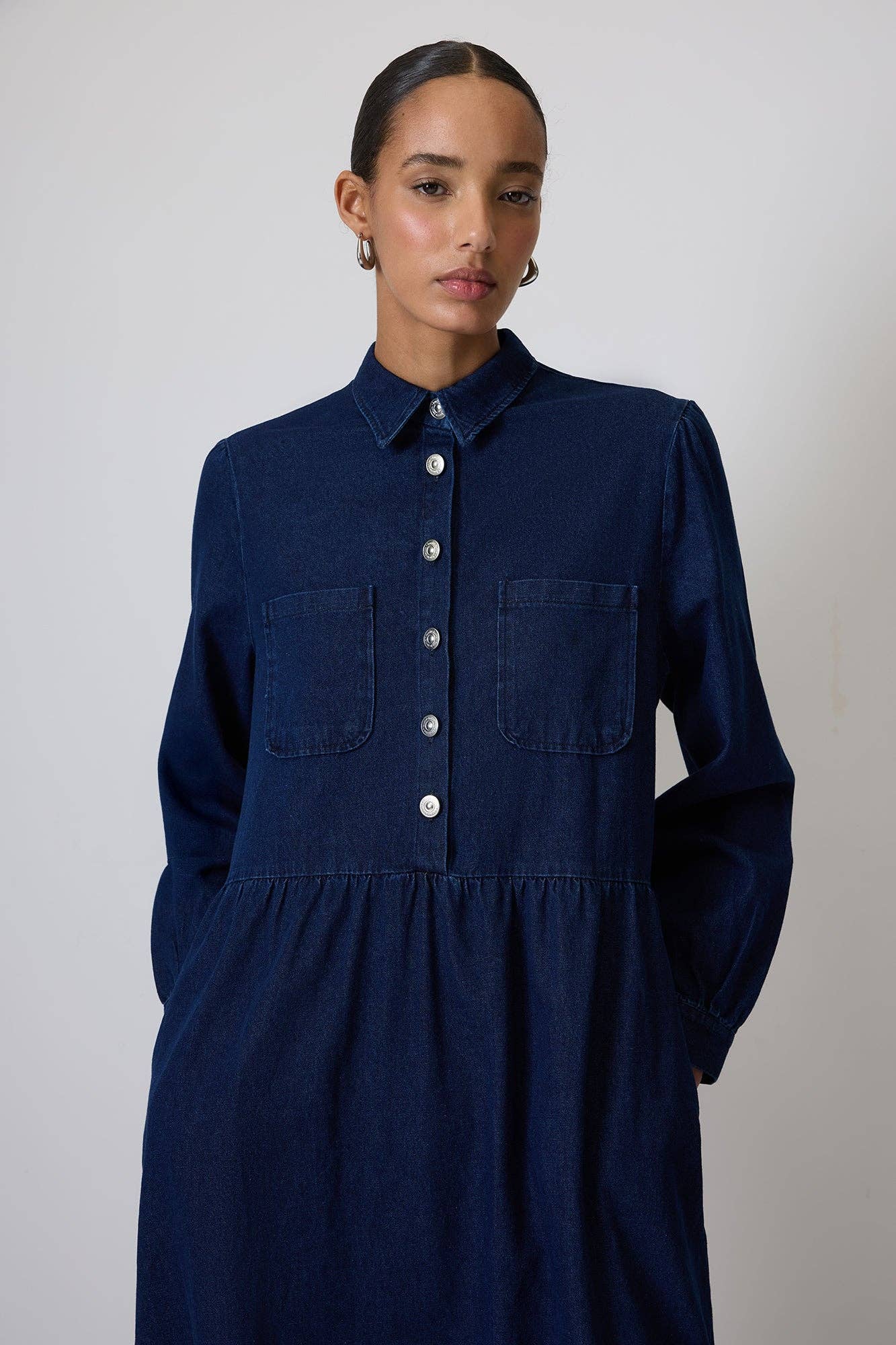 Abito camicia maxi in denim con tasche