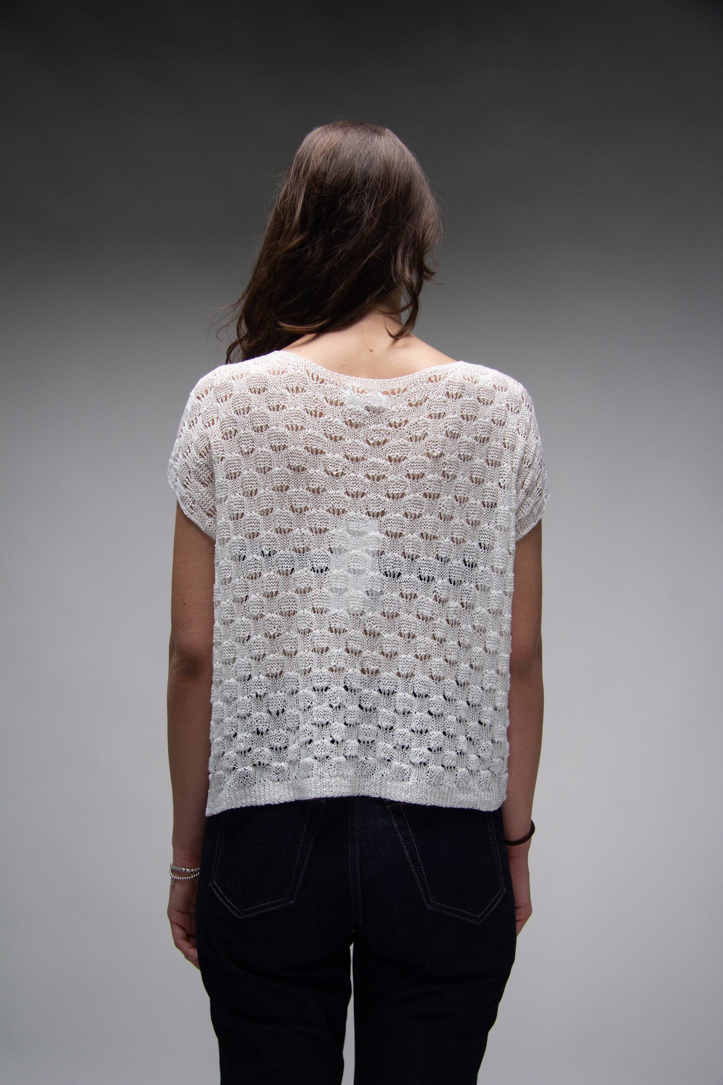 Top corto in crochet traforato dal fit ampio