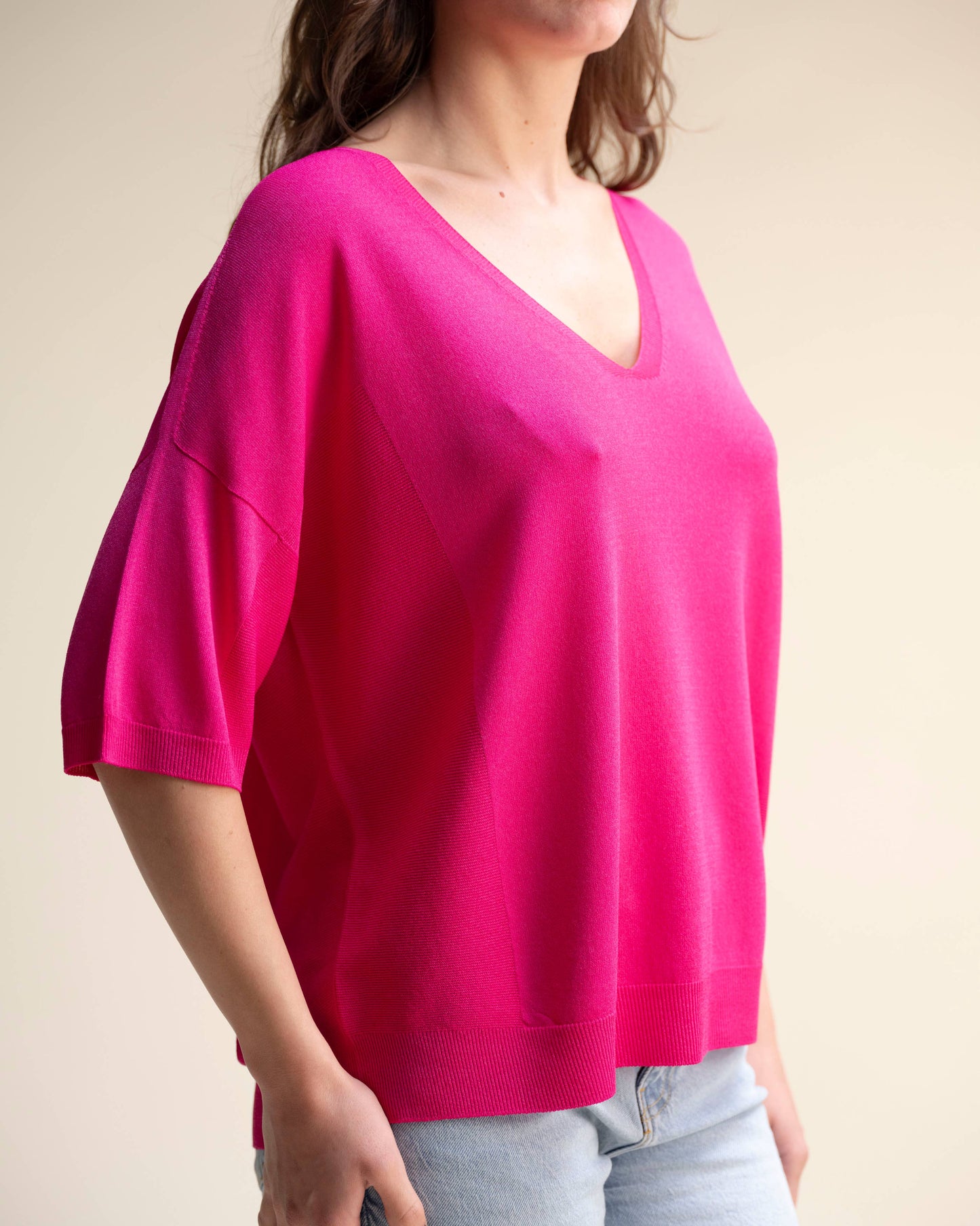 Maglione in viscosa seamless con scollo a V e lavorazione 3D