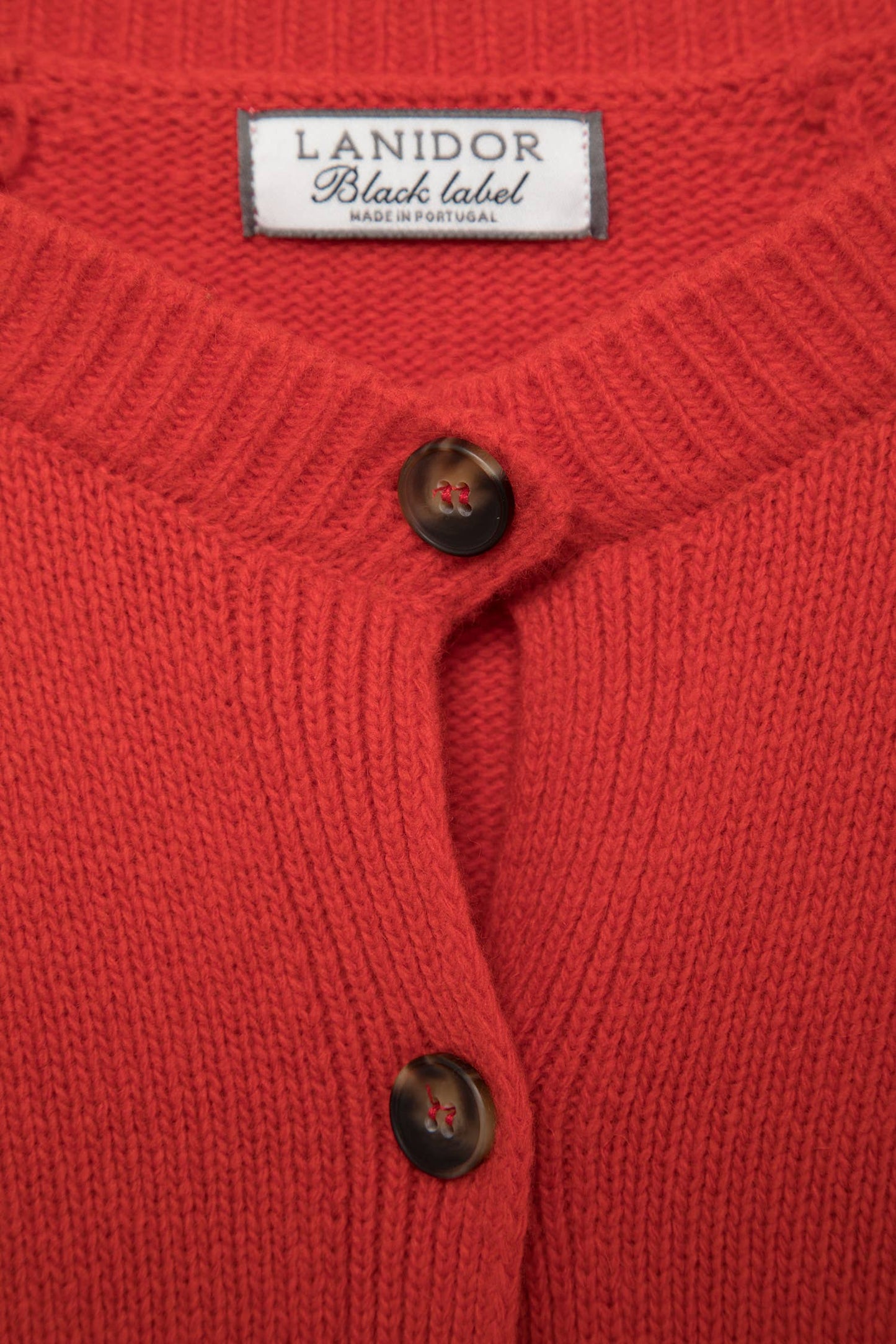 Cardigan in lana a maglia rasata con bottoni a contrasto
