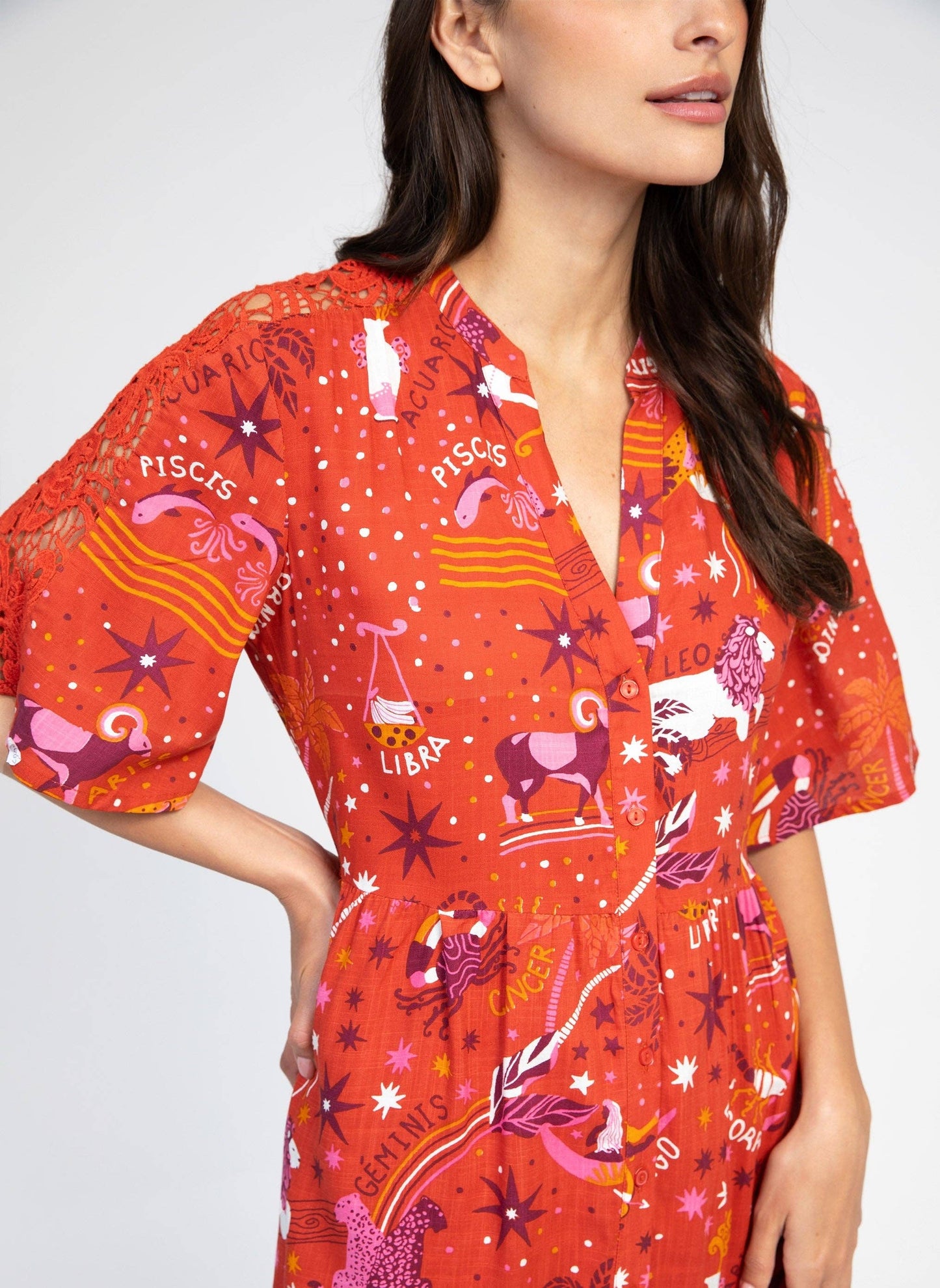 Abito lungo rosso con stampa circus