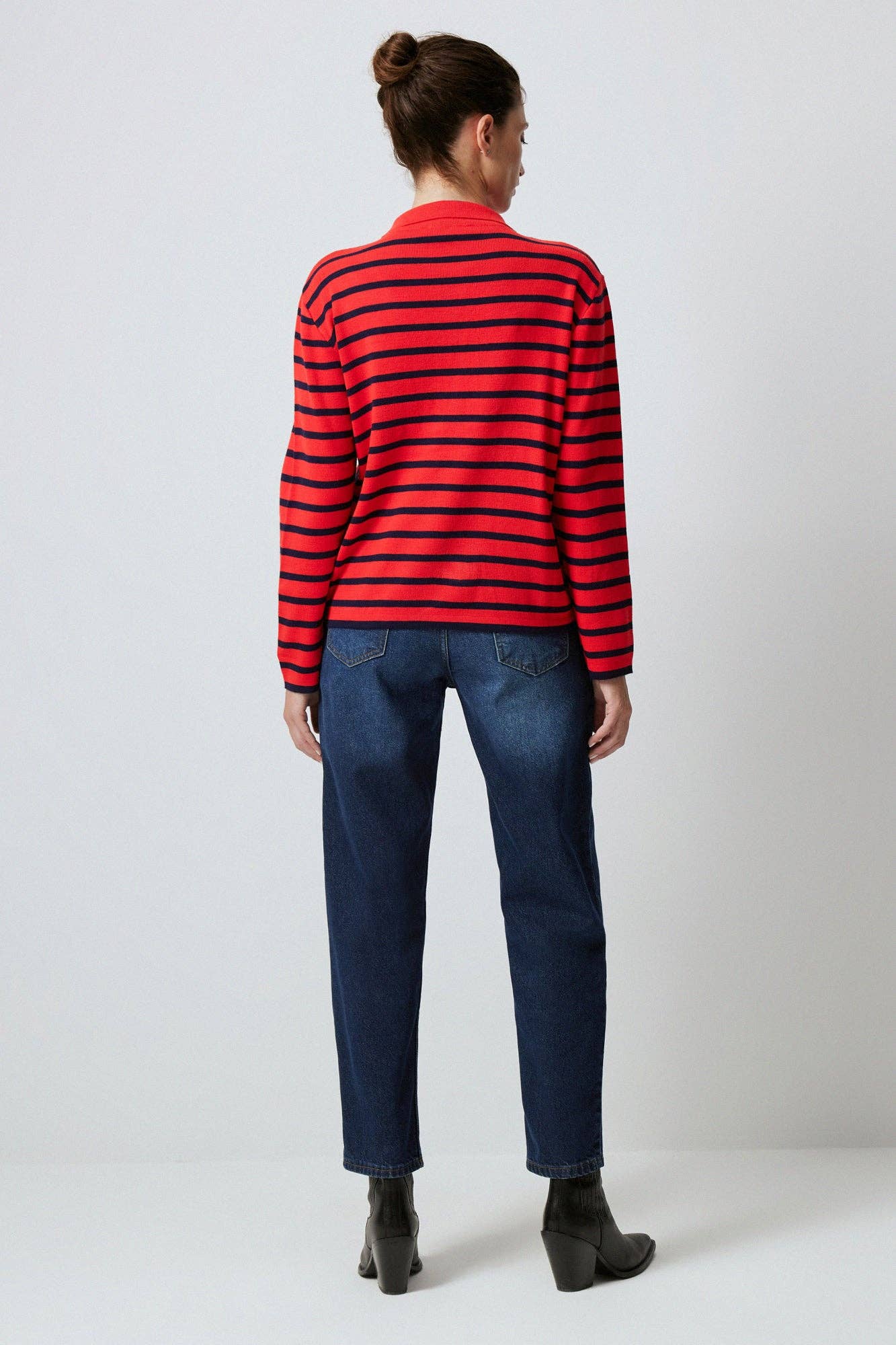 Maglione a righe con collo polo
