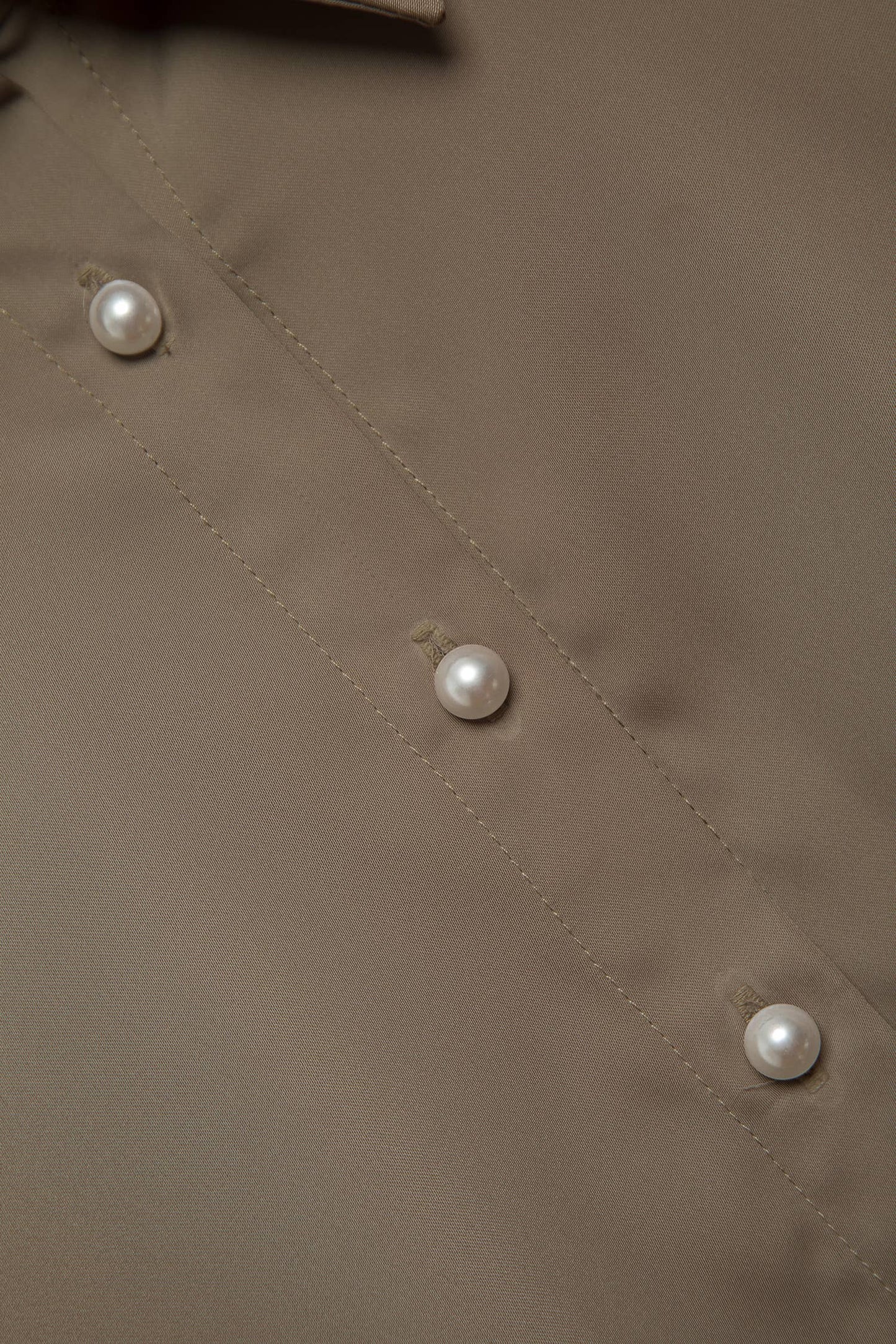 Camicia in raso con bottoni effetto perla