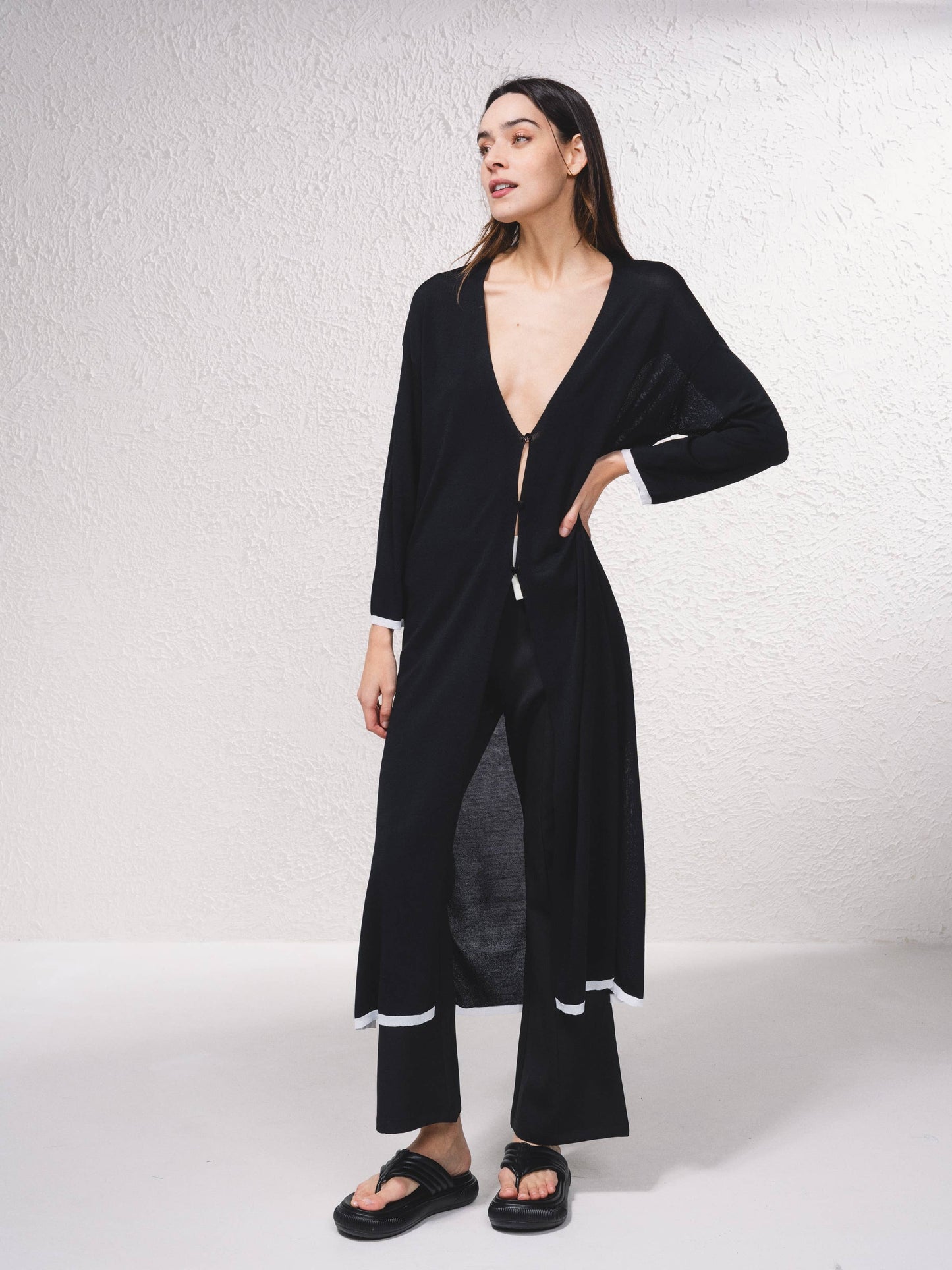 Cappotto lungo in maglia fine con scollo a V