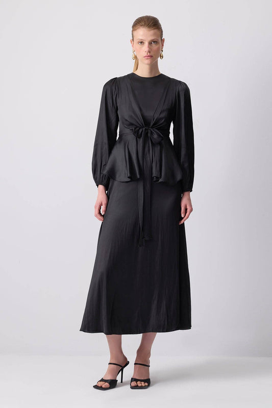 Completo raso nero con blusa peplo e nodo frontale