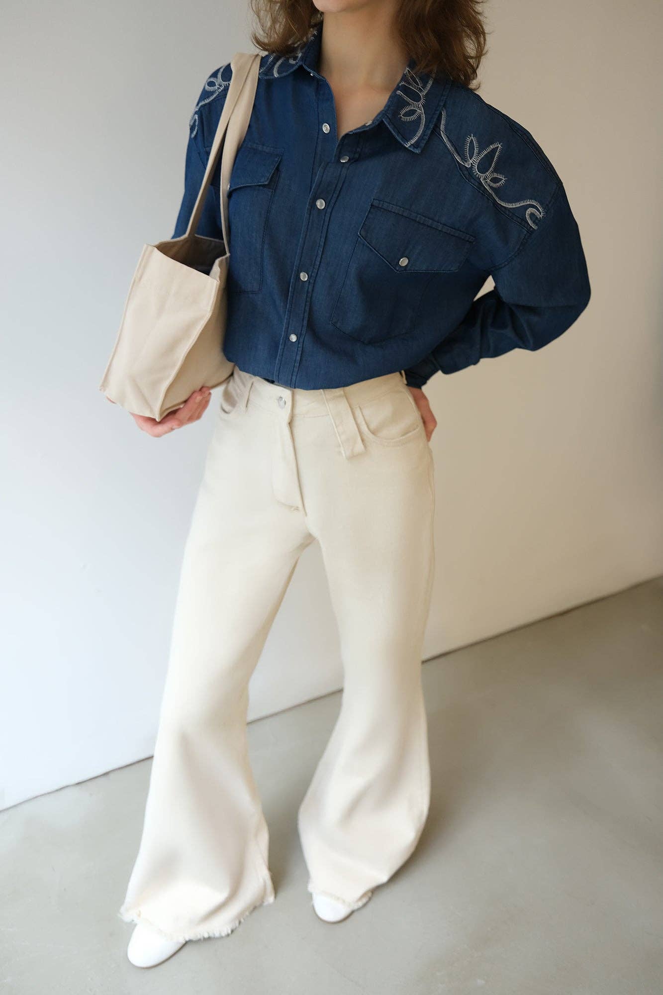 Camicia in cotone effetto denim ricamata