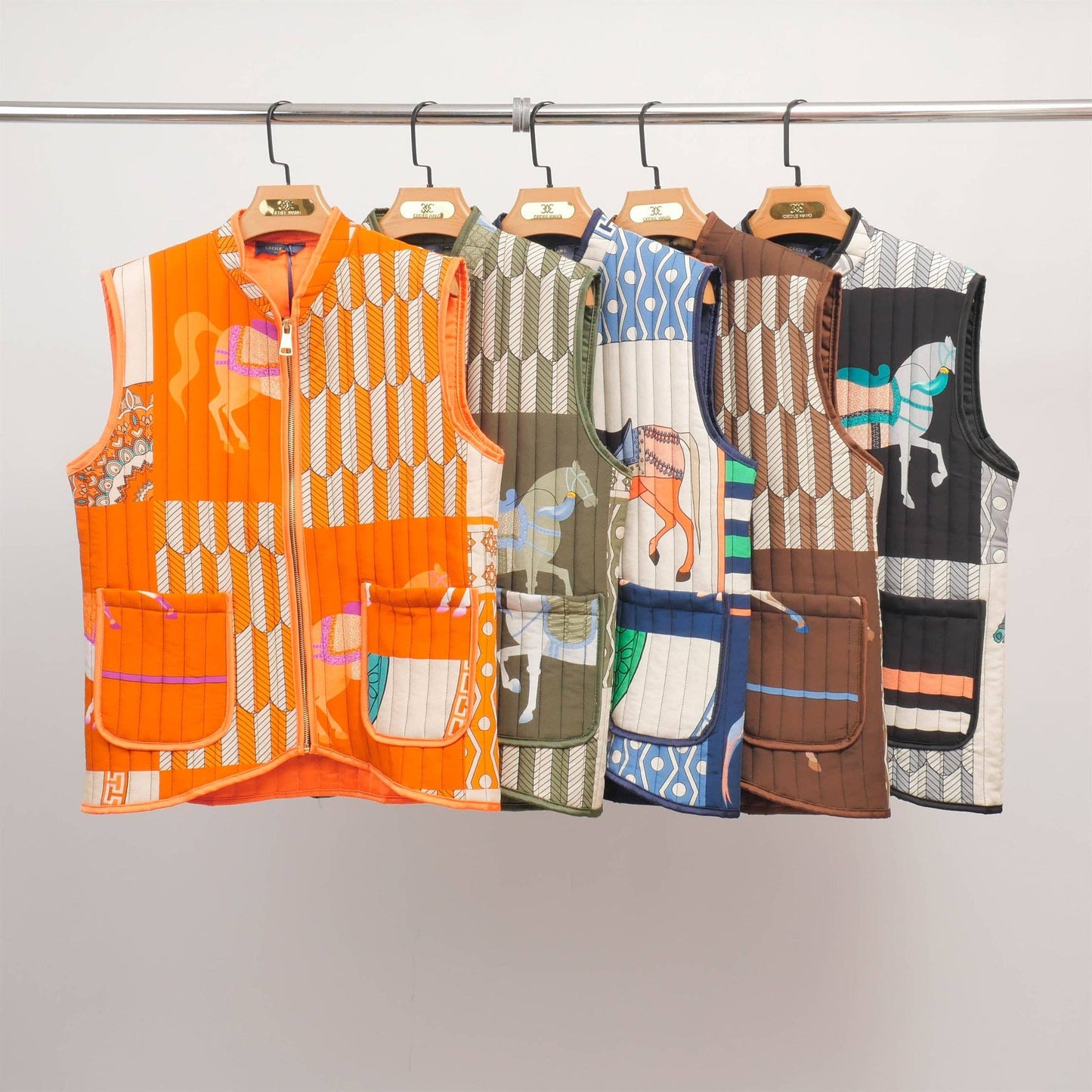 Gilet trapuntato smanicato con stampa cavalli