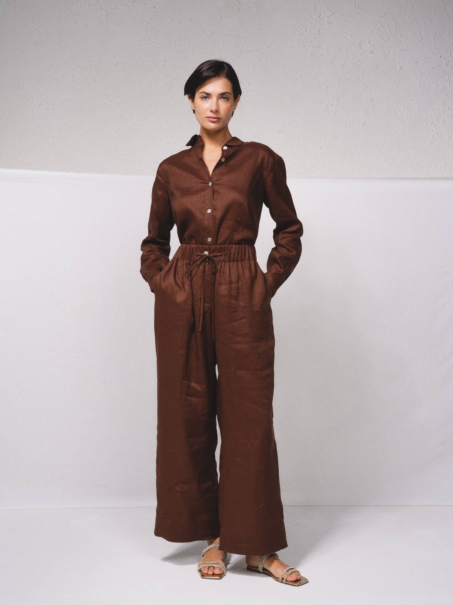 Pantaloni larghi in lino con vita elasticizzata e coulisse