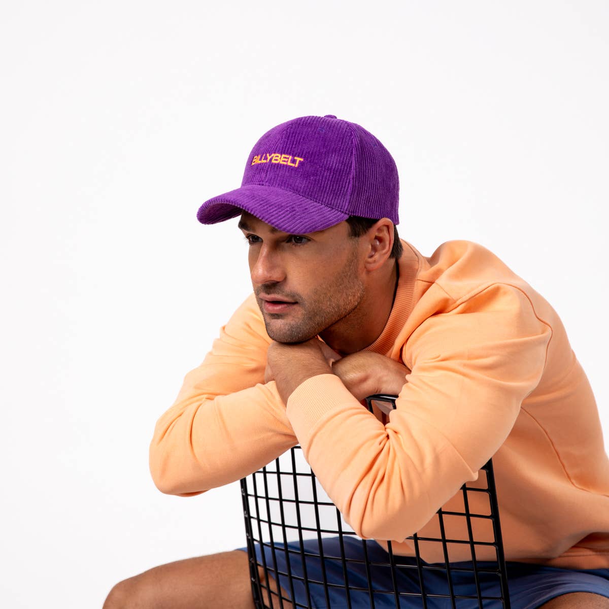 Cappellino in velluto viola con logo ricamato
