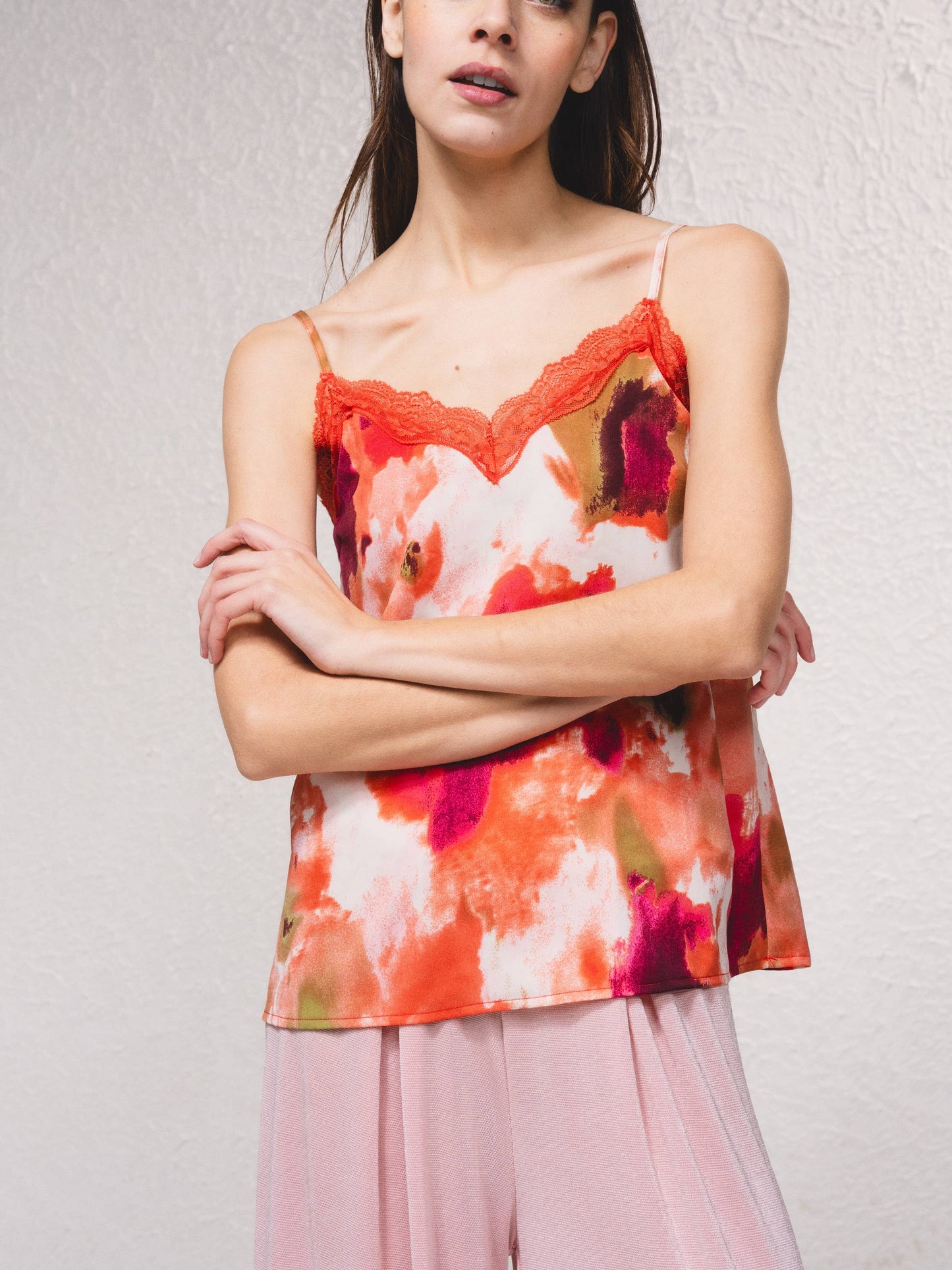 Top stampato con pizzo e scollo a V