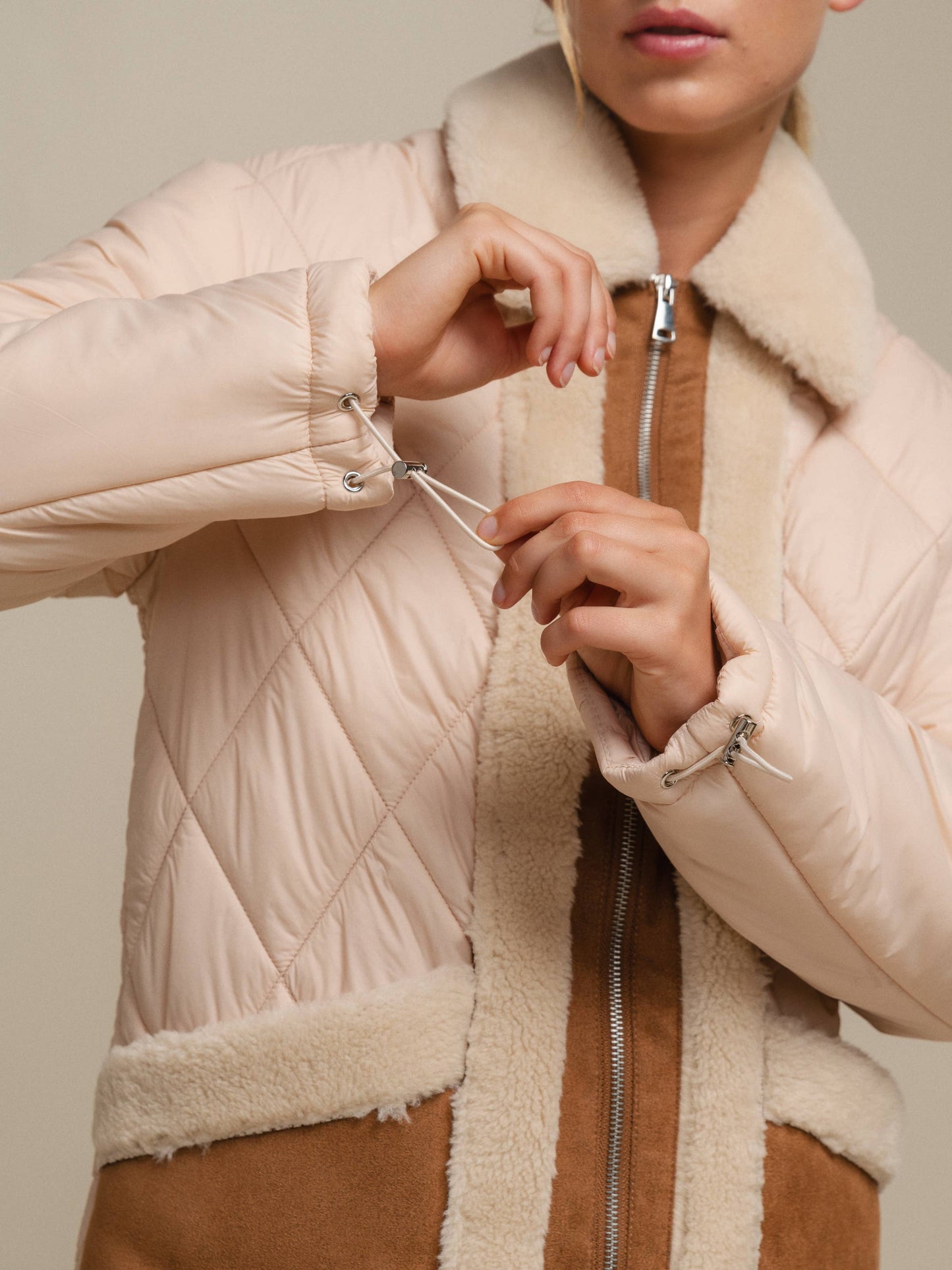 Giacca trapuntata bicolor con profili teddy e zip