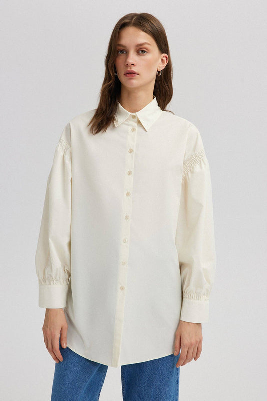 Camicia oversize beige con dettaglio manica