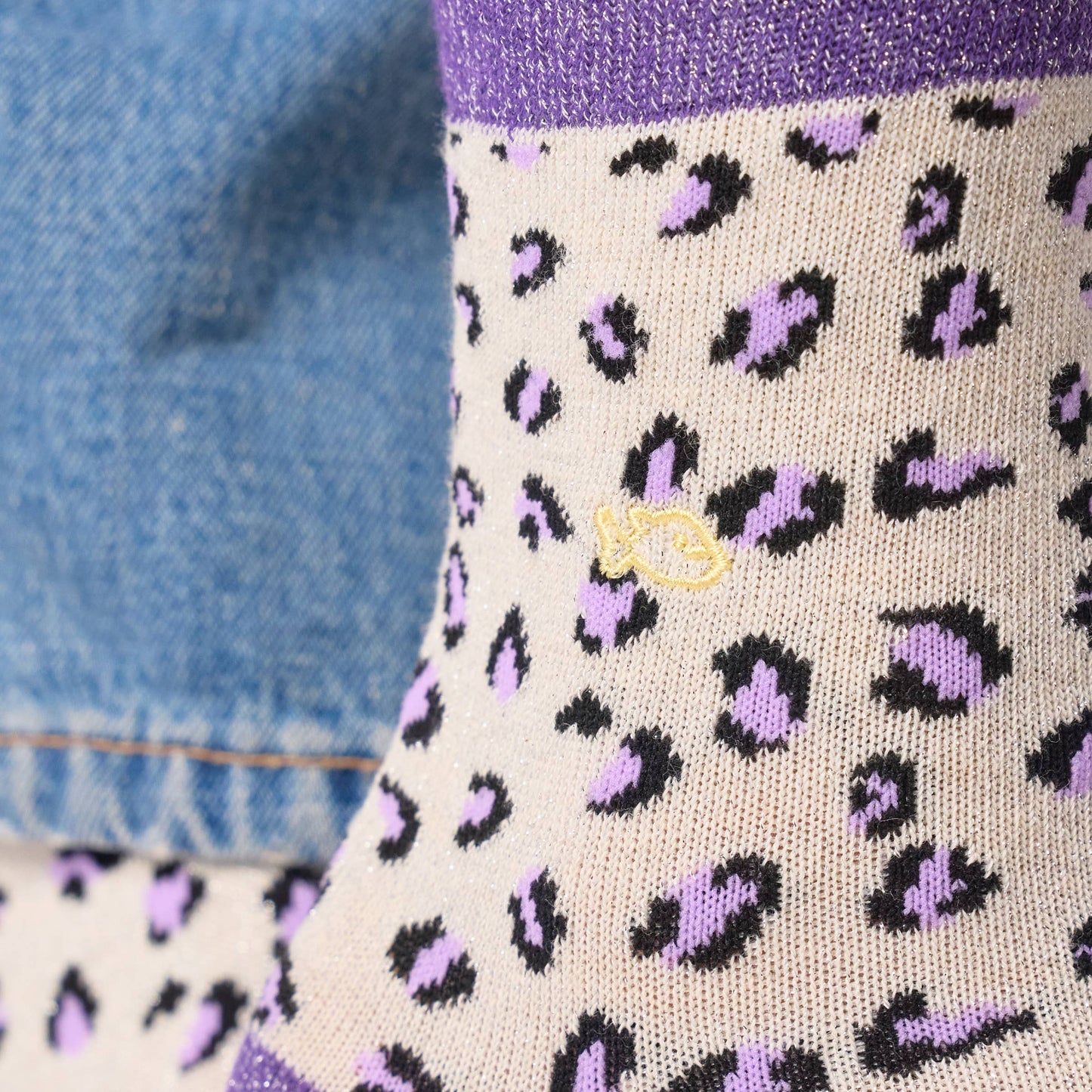 Calzini alla caviglia leopardati glitterati in cotone pettinato ecru e viola