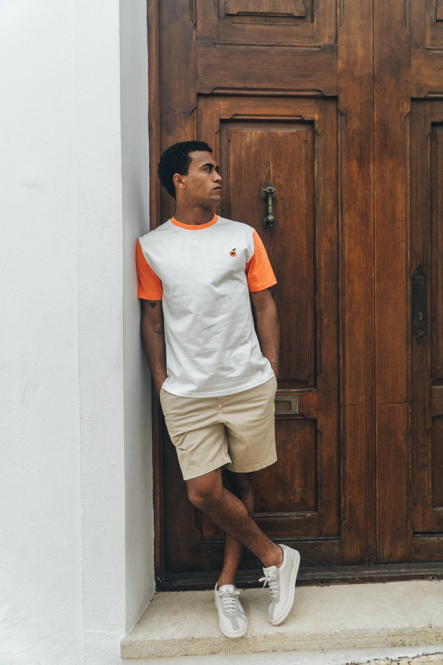T-shirt pigmentata verde con stampa palma