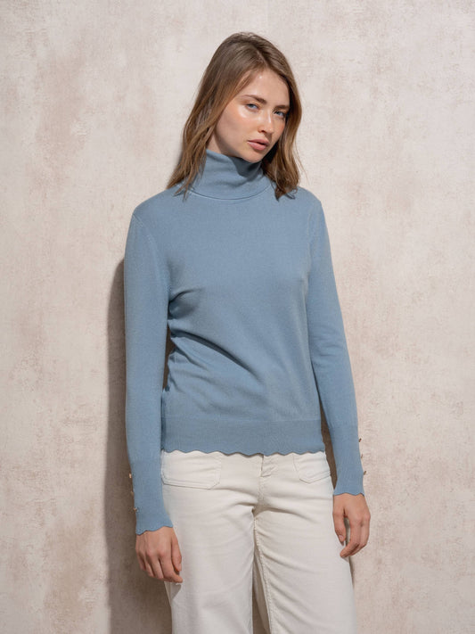 Maglia dolcevita a coste con bottoni dorati