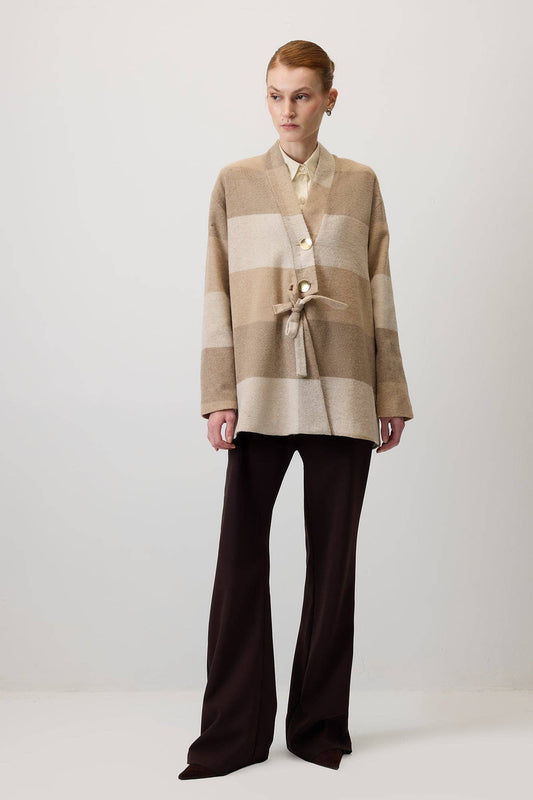 Giacca a quadri beige con cintura in vita