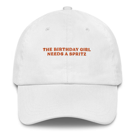 Cappellino dad hat ricamato “The Birthday Girl Needs a Spritz”