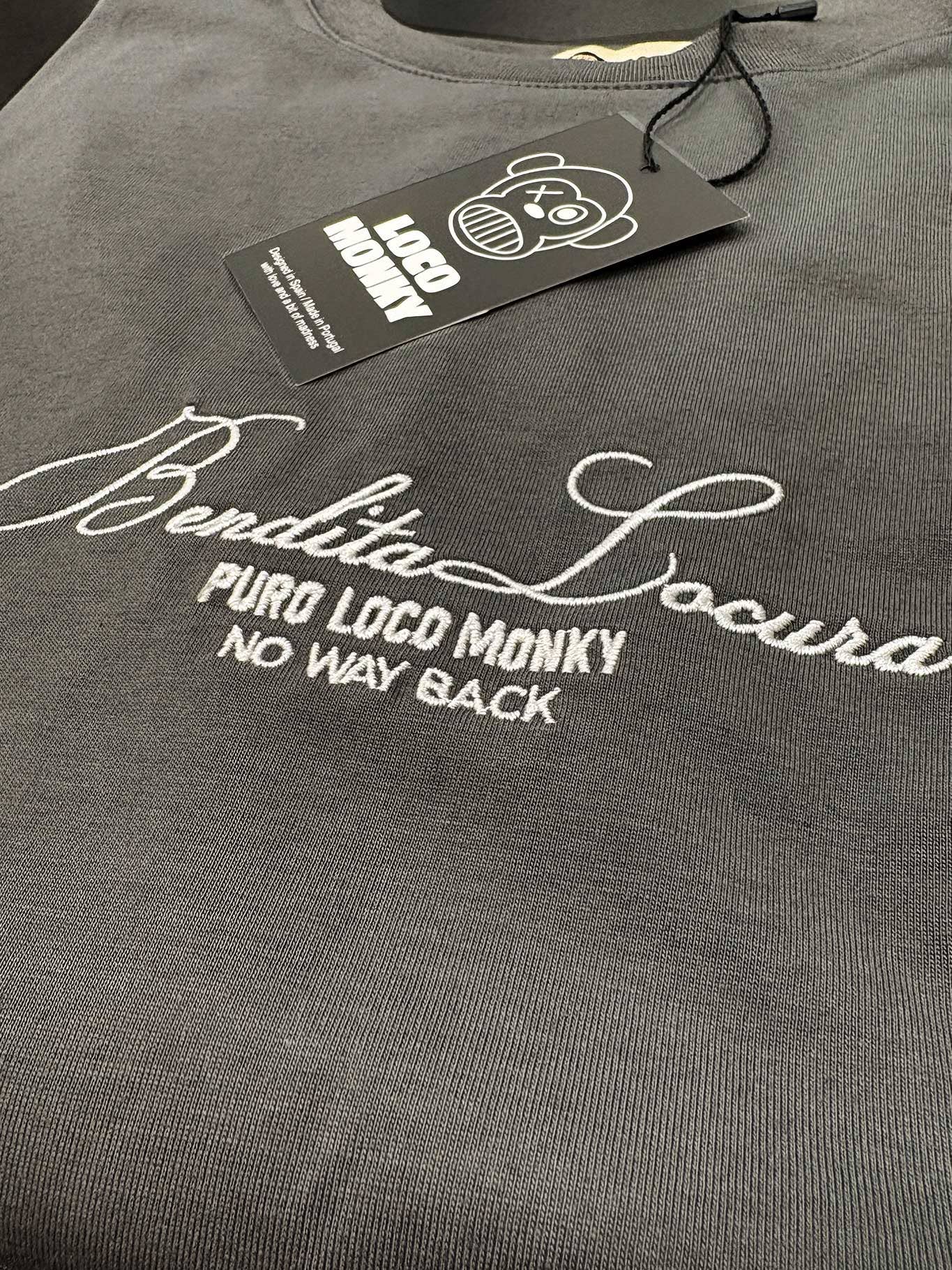 T-shirt Bendita Locura con ricamo Loco Monky grigio scuro