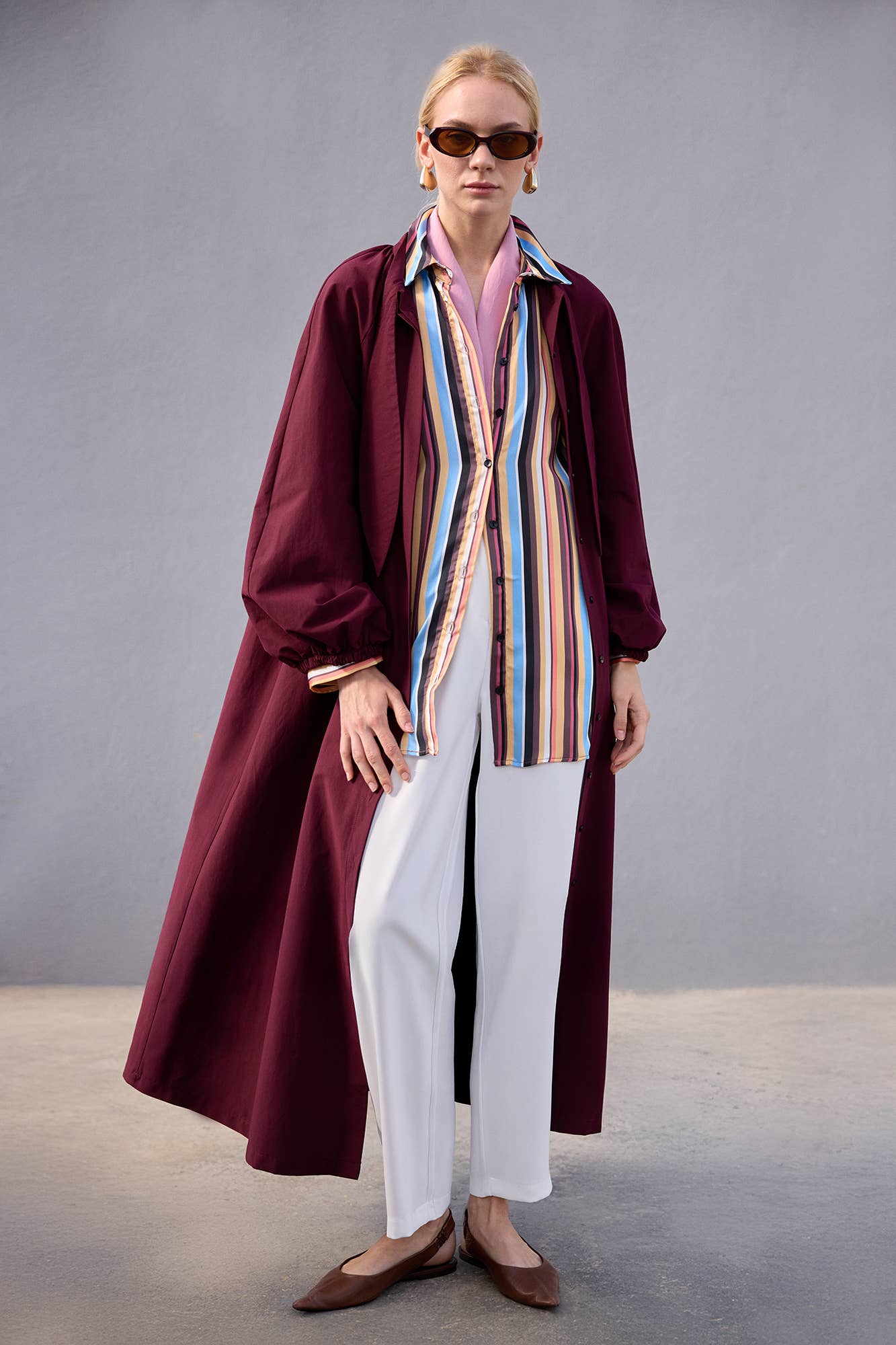 Camicia in raso a righe multicolore con polsini a contrasto