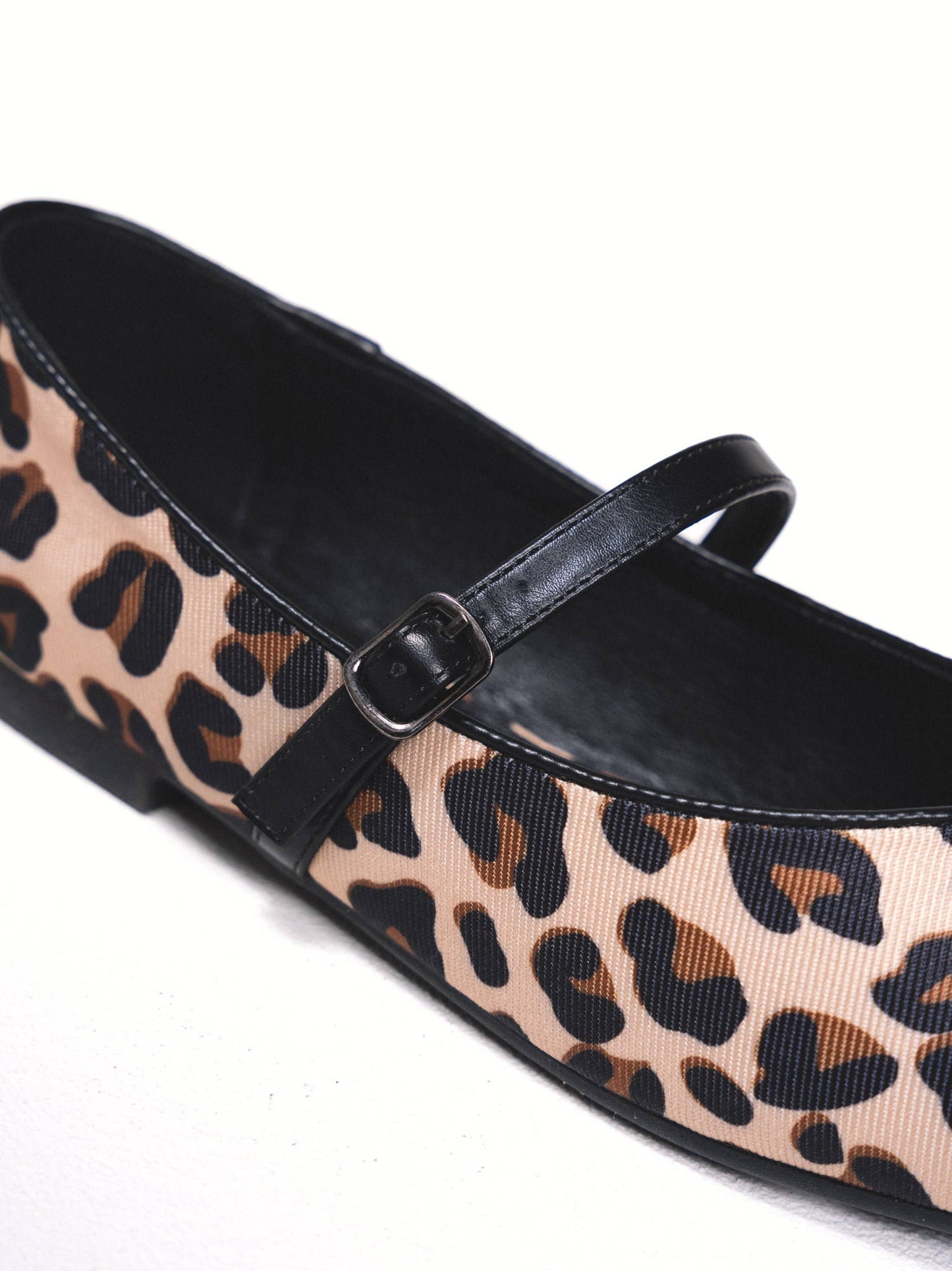 Ballerine in tessuto leopardato con cinturino
