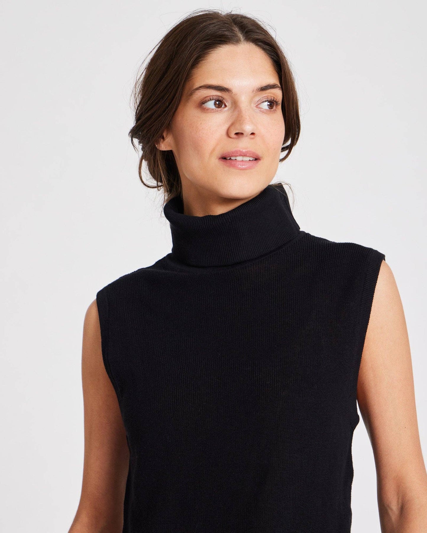 Top smanicato a collo alto in cotone organico nero