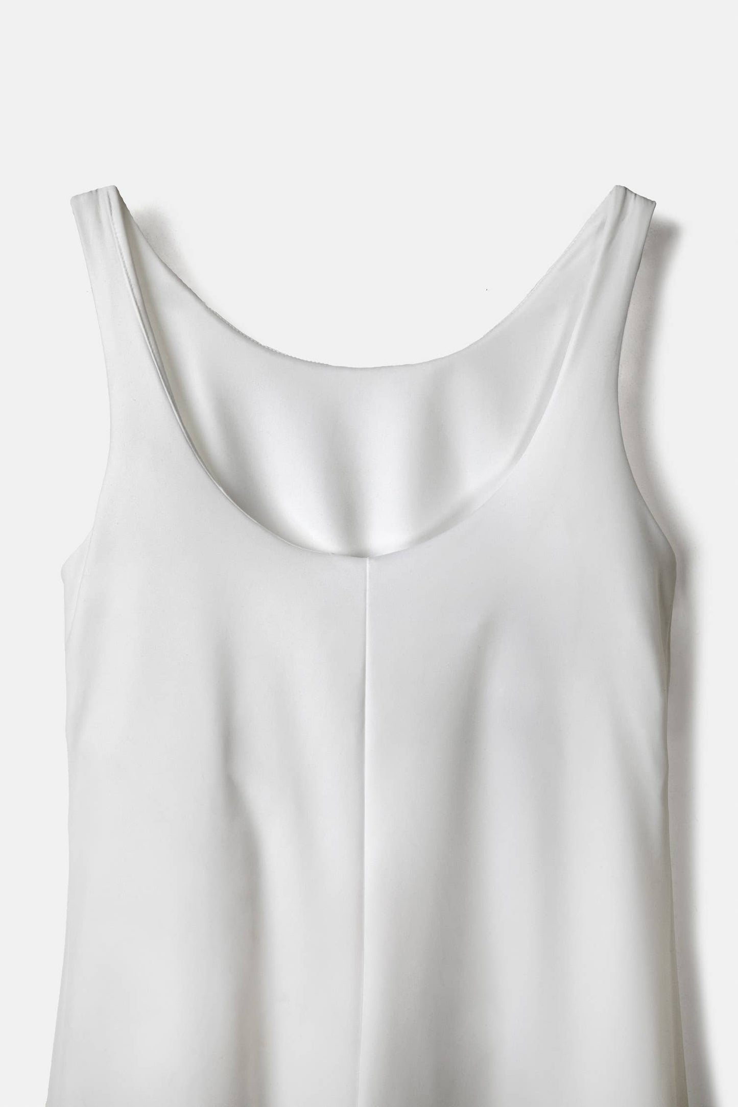 Vestito sportivo minimal con spalline e shorts integrati