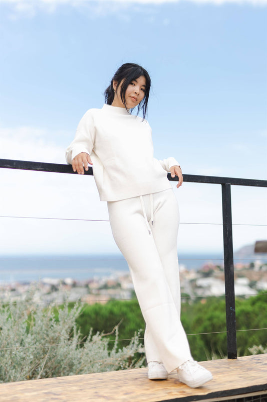 Completo minimal comodo maglione e pantaloni