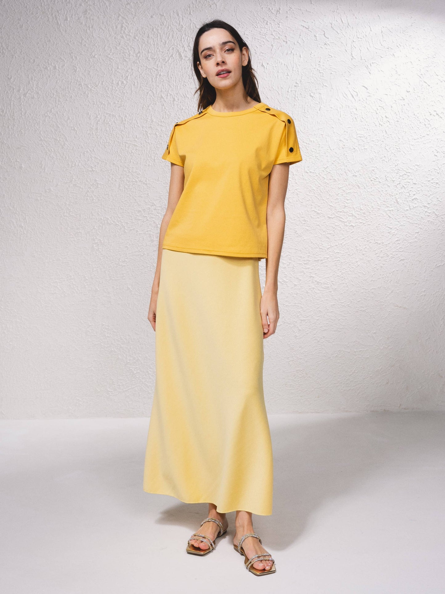 T-shirt in cotone con bottoni decorativi sulle maniche