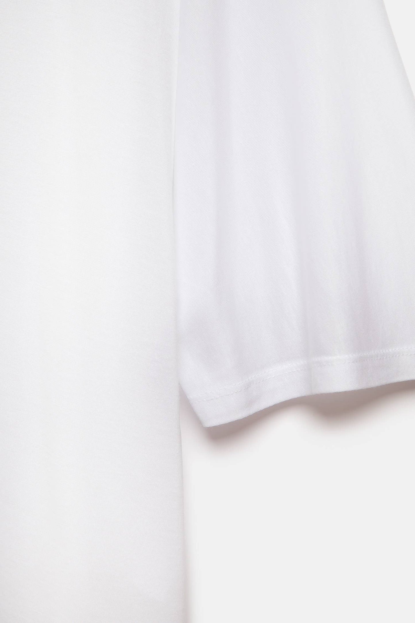 T-shirt oversize bianca in lyocell con scollo a V e maniche 3/4