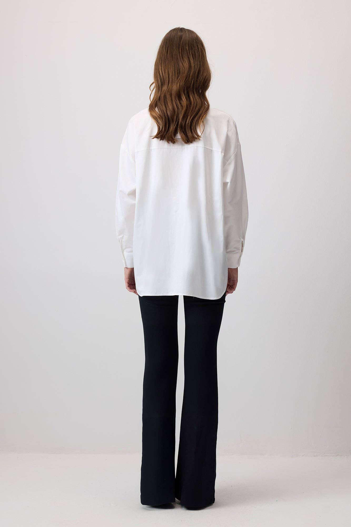 Camicia con spilla floreale in organza