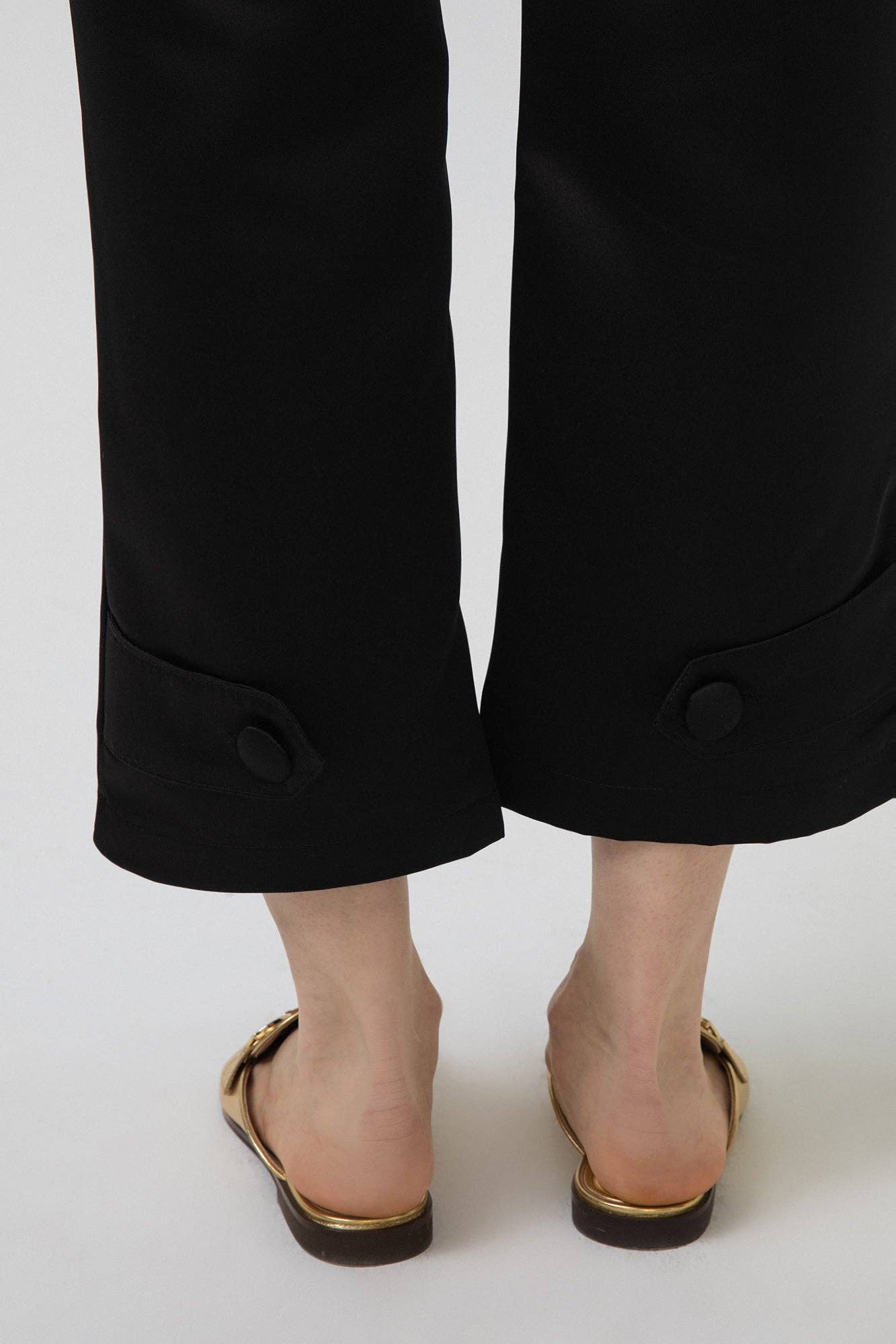 Pantaloni in raso con bottoni
