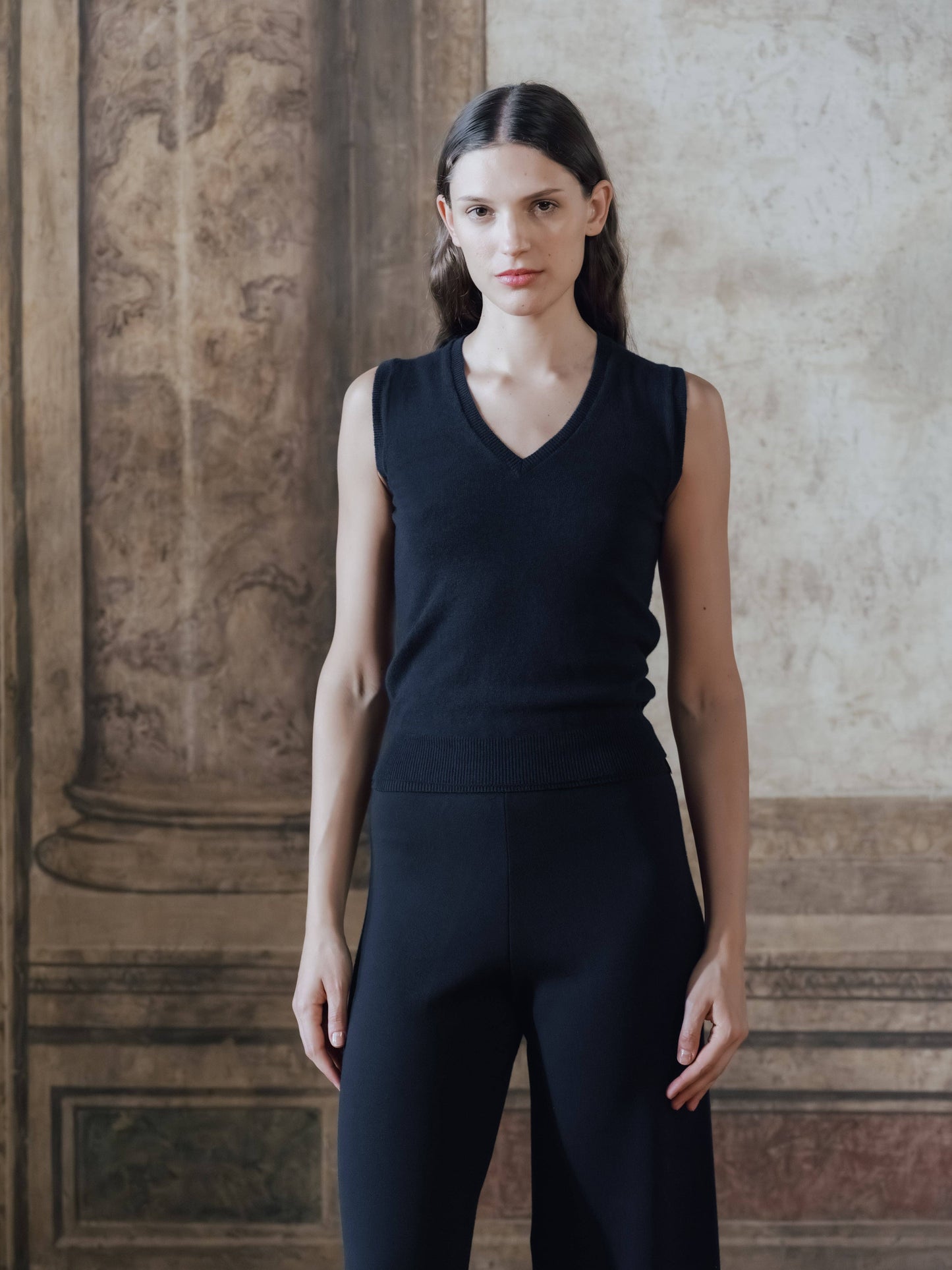 Canotta in puro cashmere con scollo a V