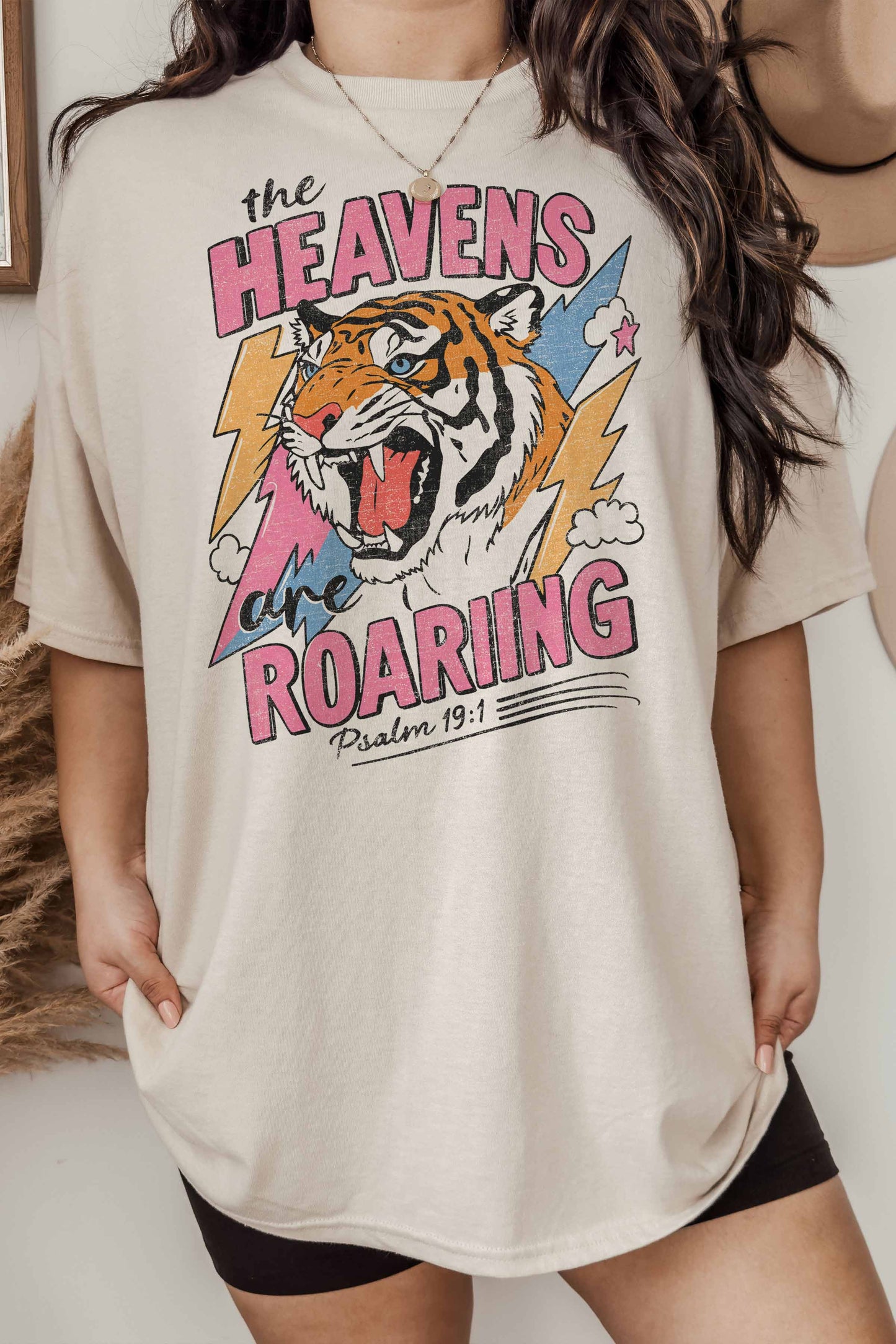 T-shirt oversize grafica “Heavens Are Roaring”