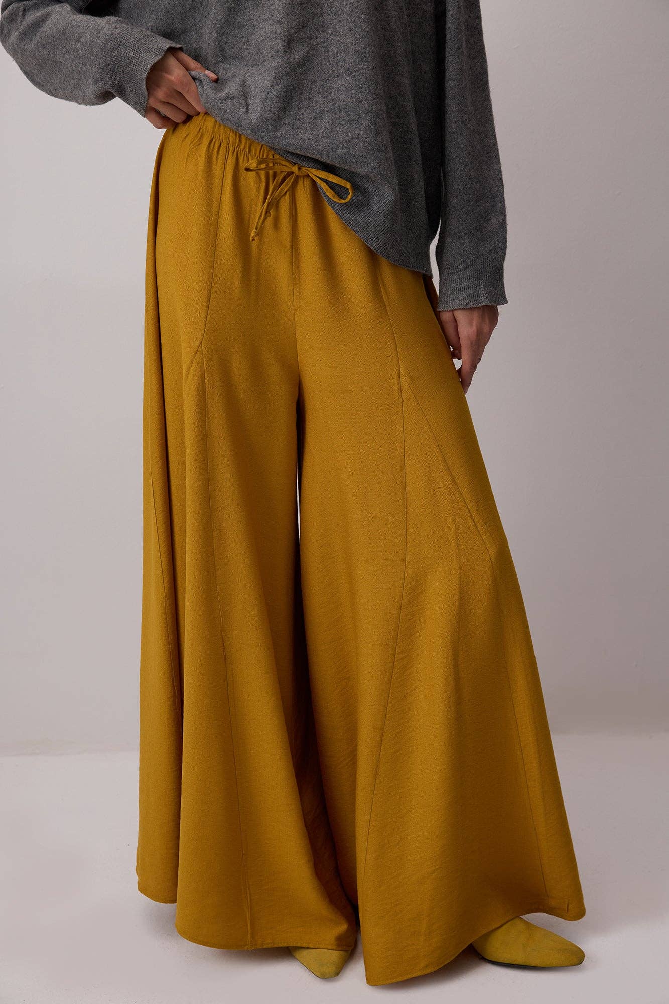 Pantaloni gonna a gamba larga senape con vita elasticizzata
