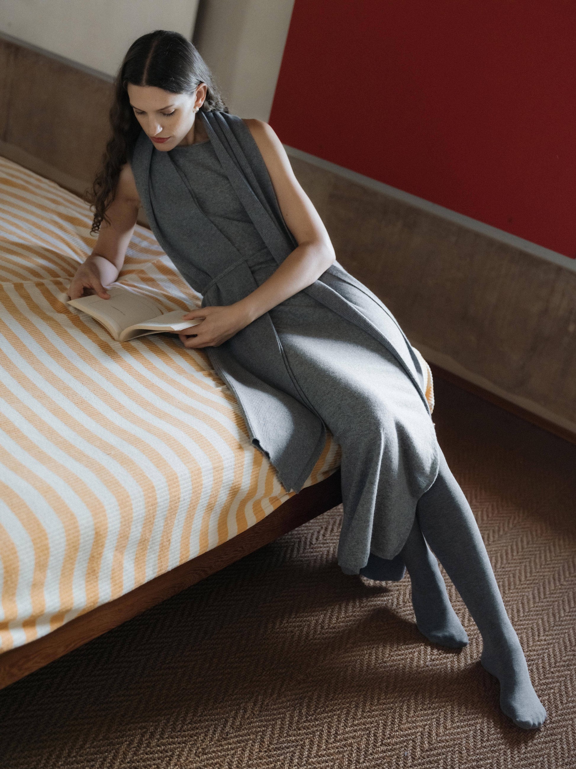 Abito lungo in misto cashmere senza maniche con scollo a barca