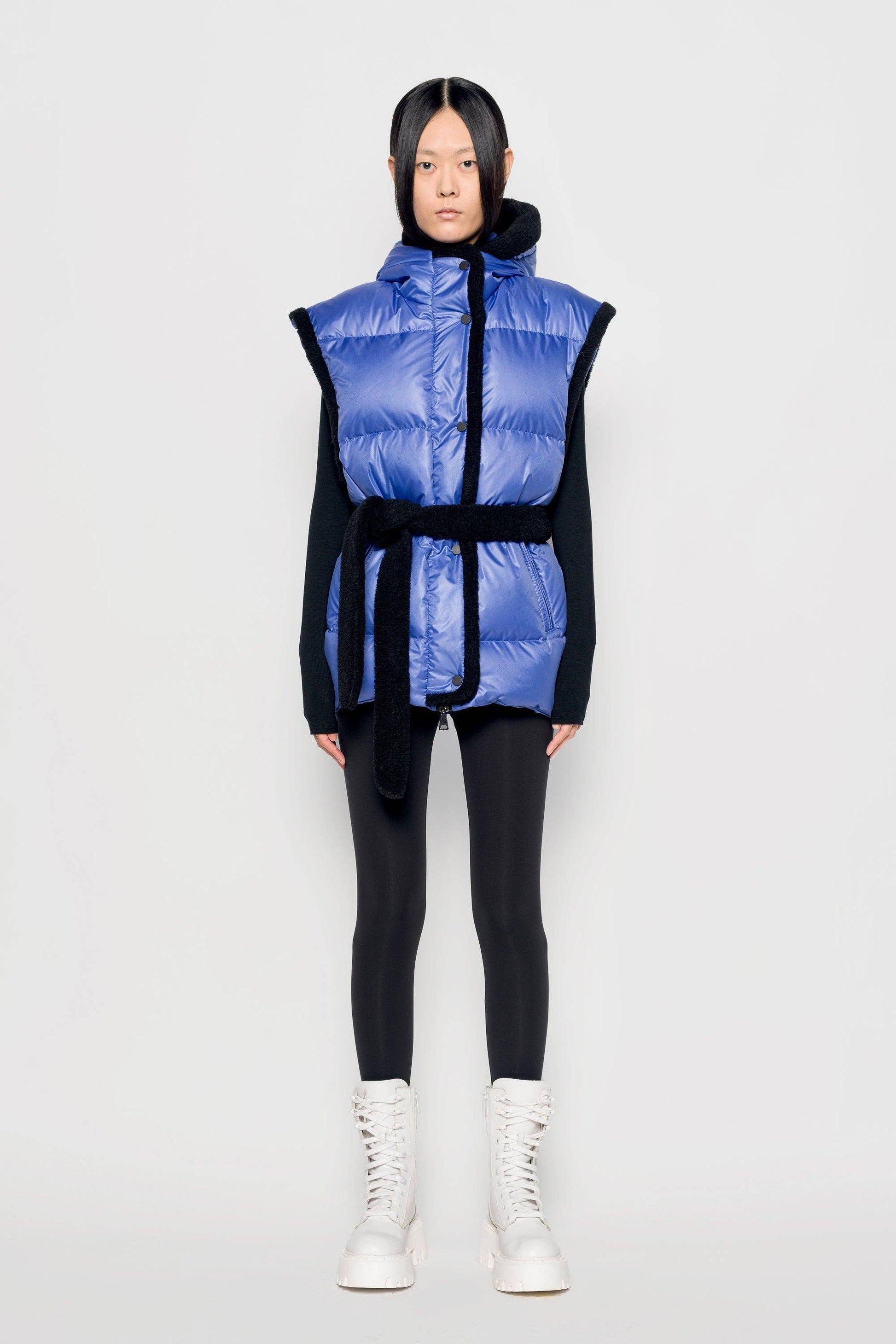 Gilet imbottito con cappuccio e cintura in eco shearling