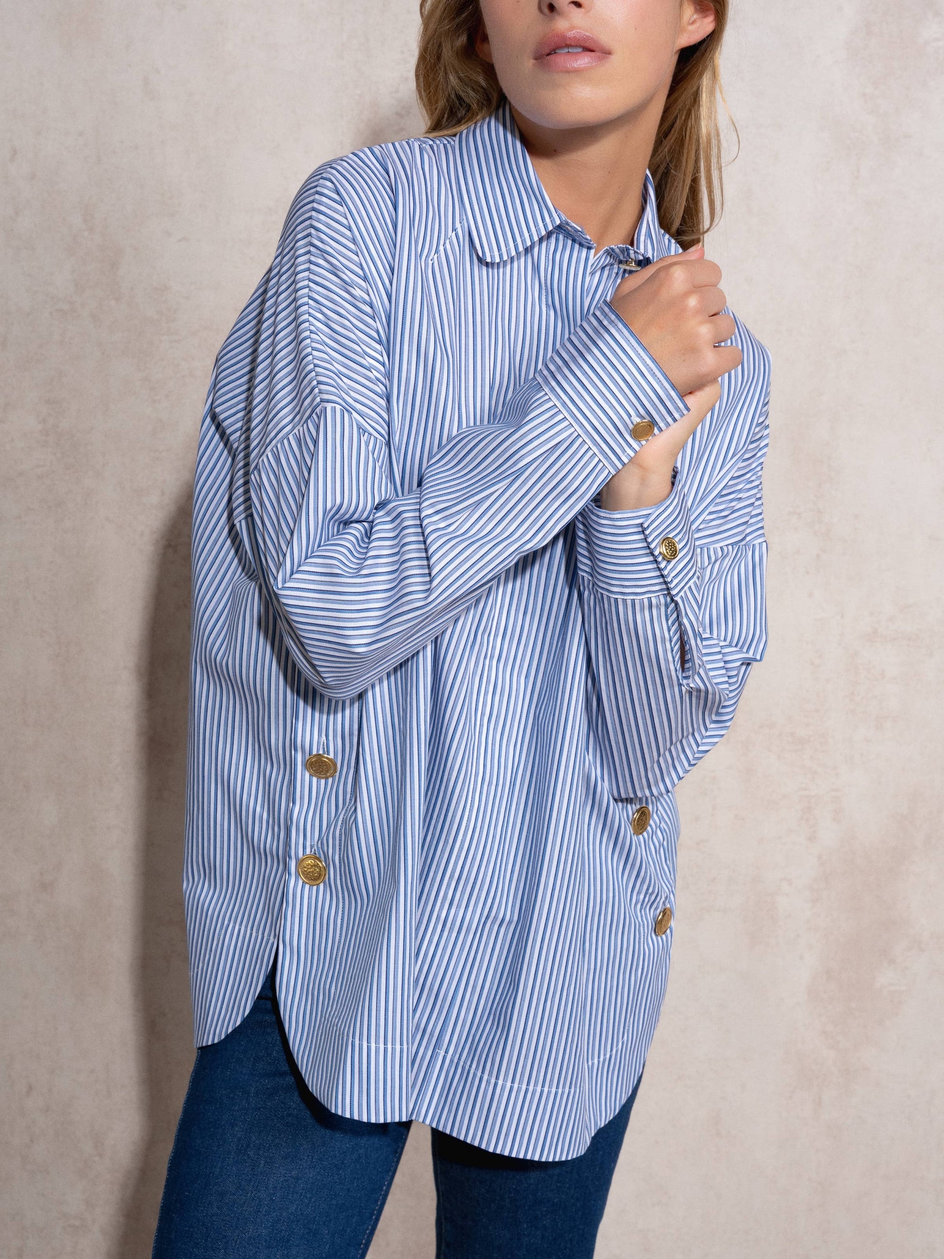 Blusa camicia oversize in cotone con bottoni dorati
