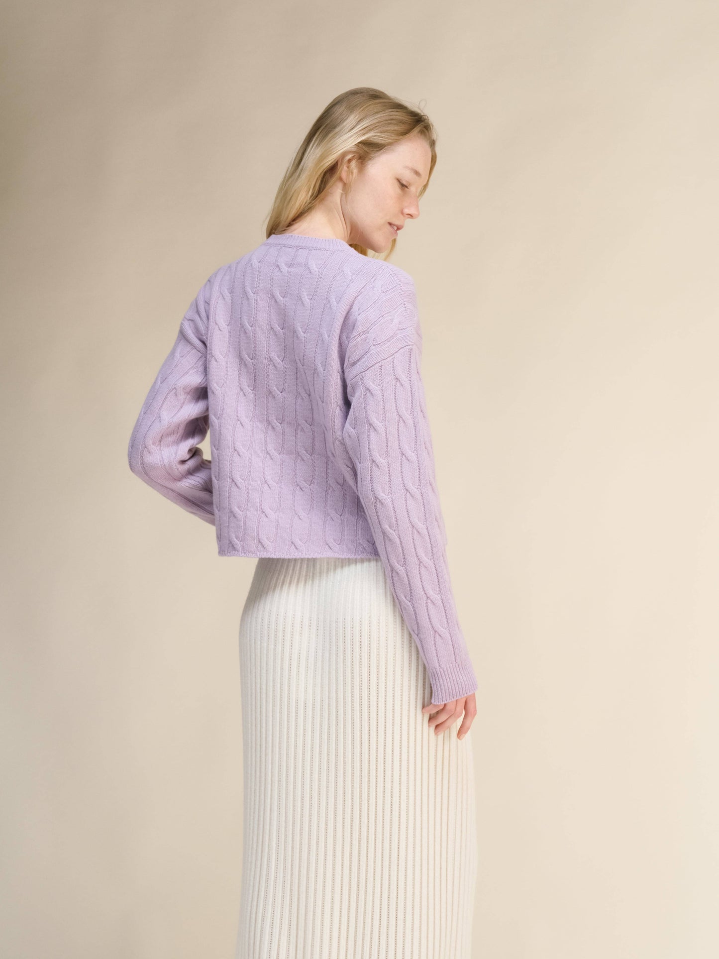 Maglione corto a trecce in misto cashmere girocollo