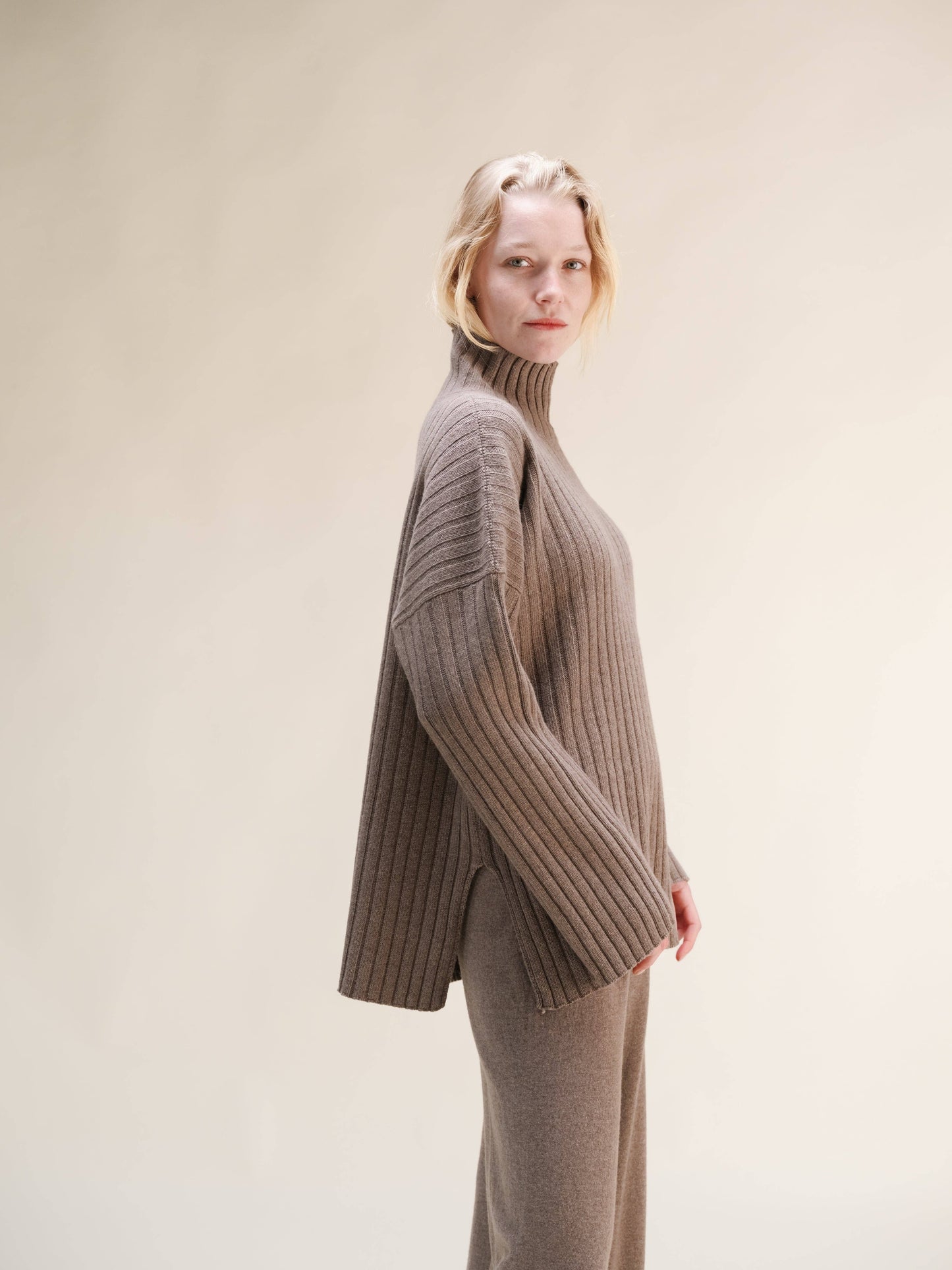 Maglione dolcevita oversize a coste in misto cashmere con spacchi laterali