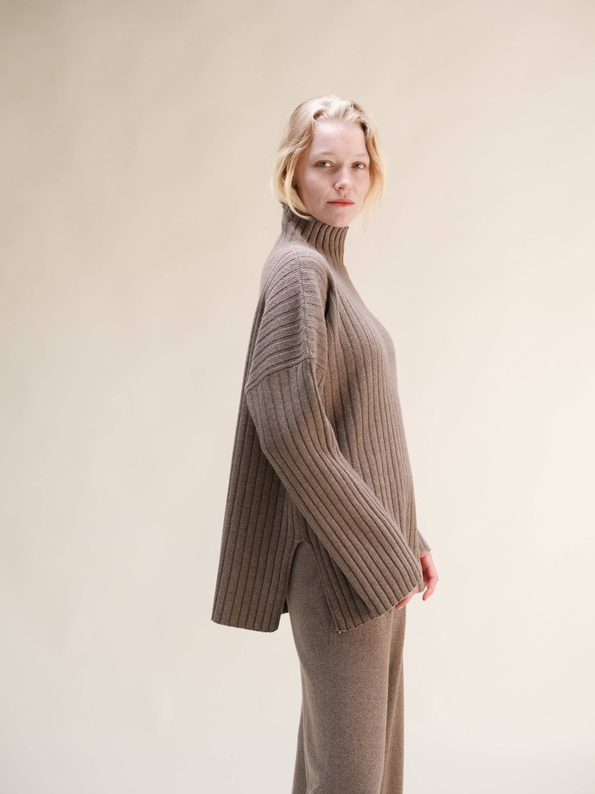 Maglione dolcevita oversize a coste in misto cashmere con spacchi laterali