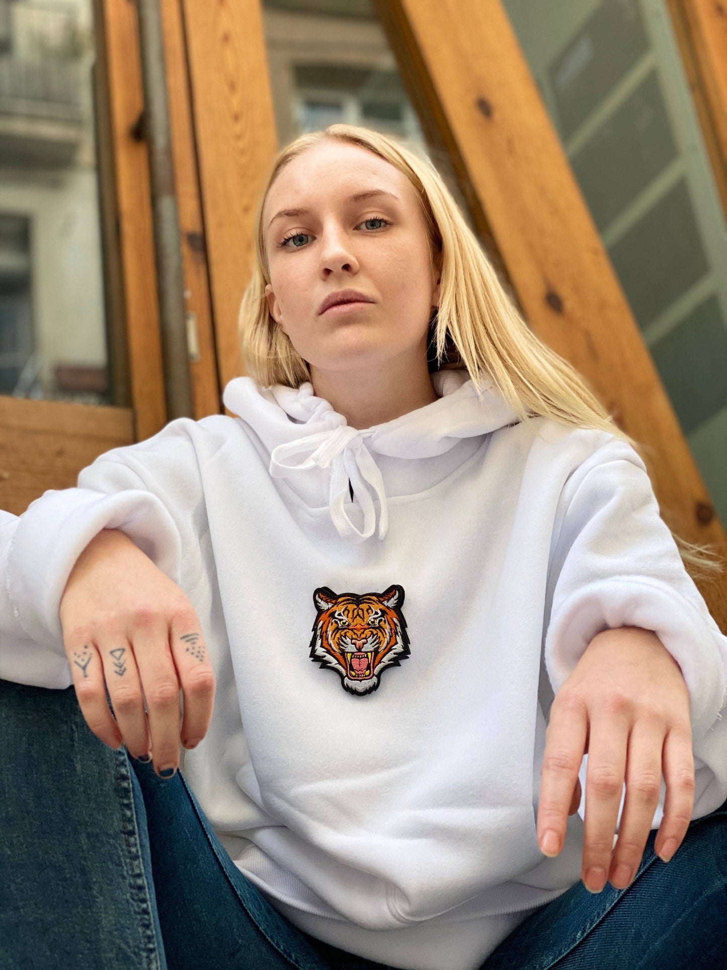 Felpa oversize bianca unisex con ricamo tigre