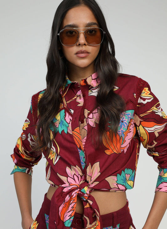 Camicia crop a fantasia floreale con nodo frontale