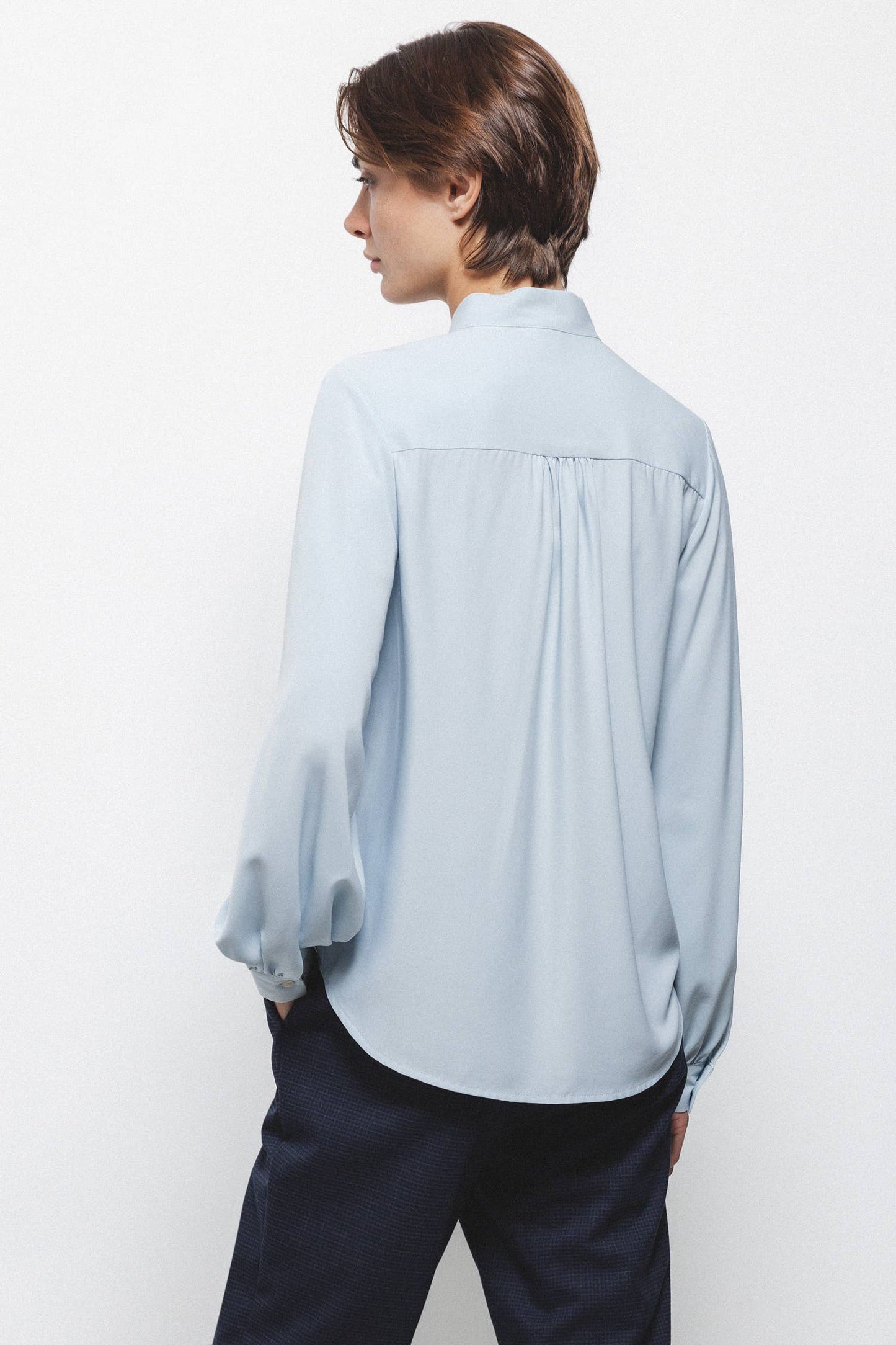 Blusa tinta unita con fiocco al collo