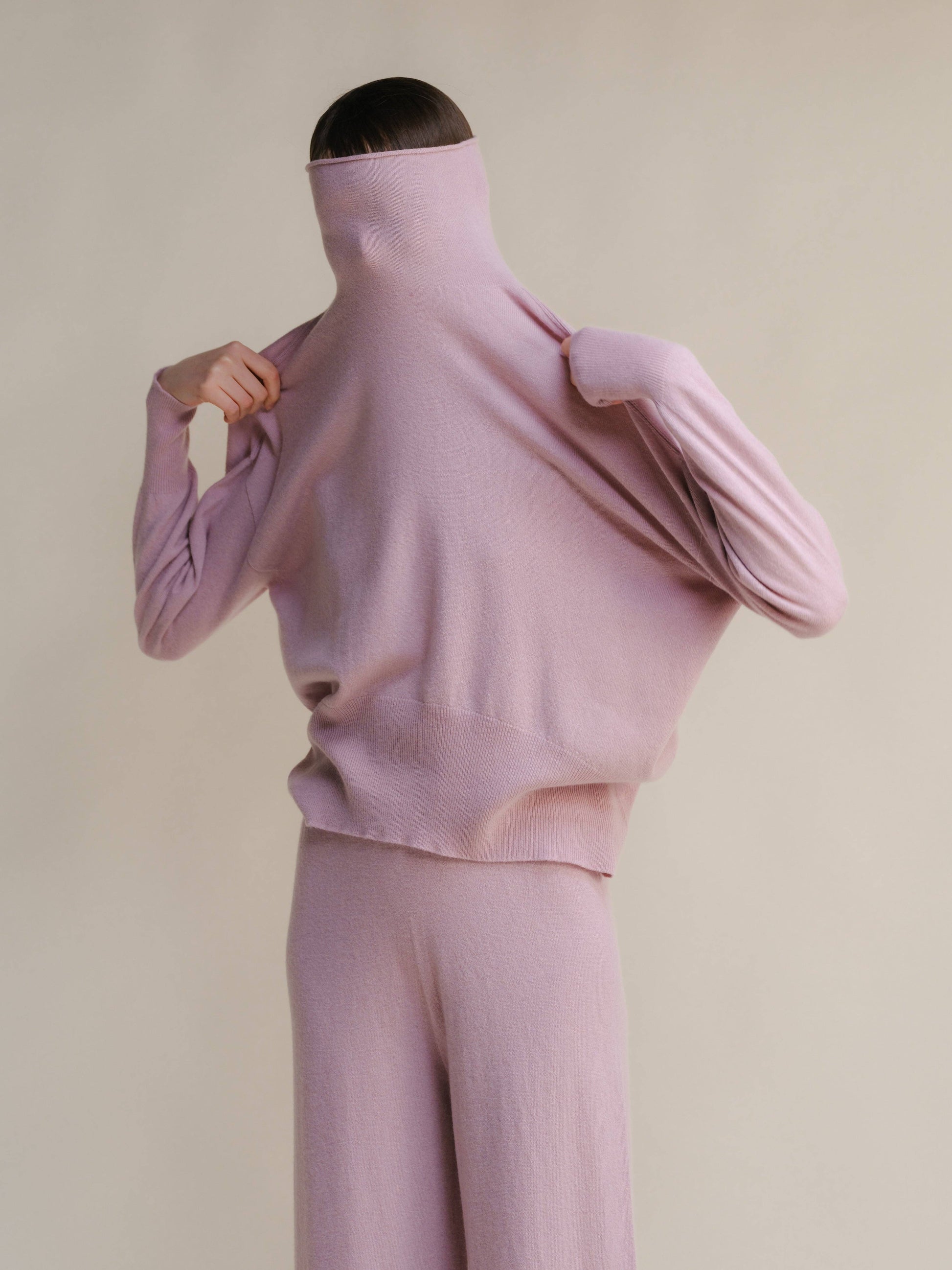 Maglione lungo dolcevita in misto cashmere con lavorazione 3D