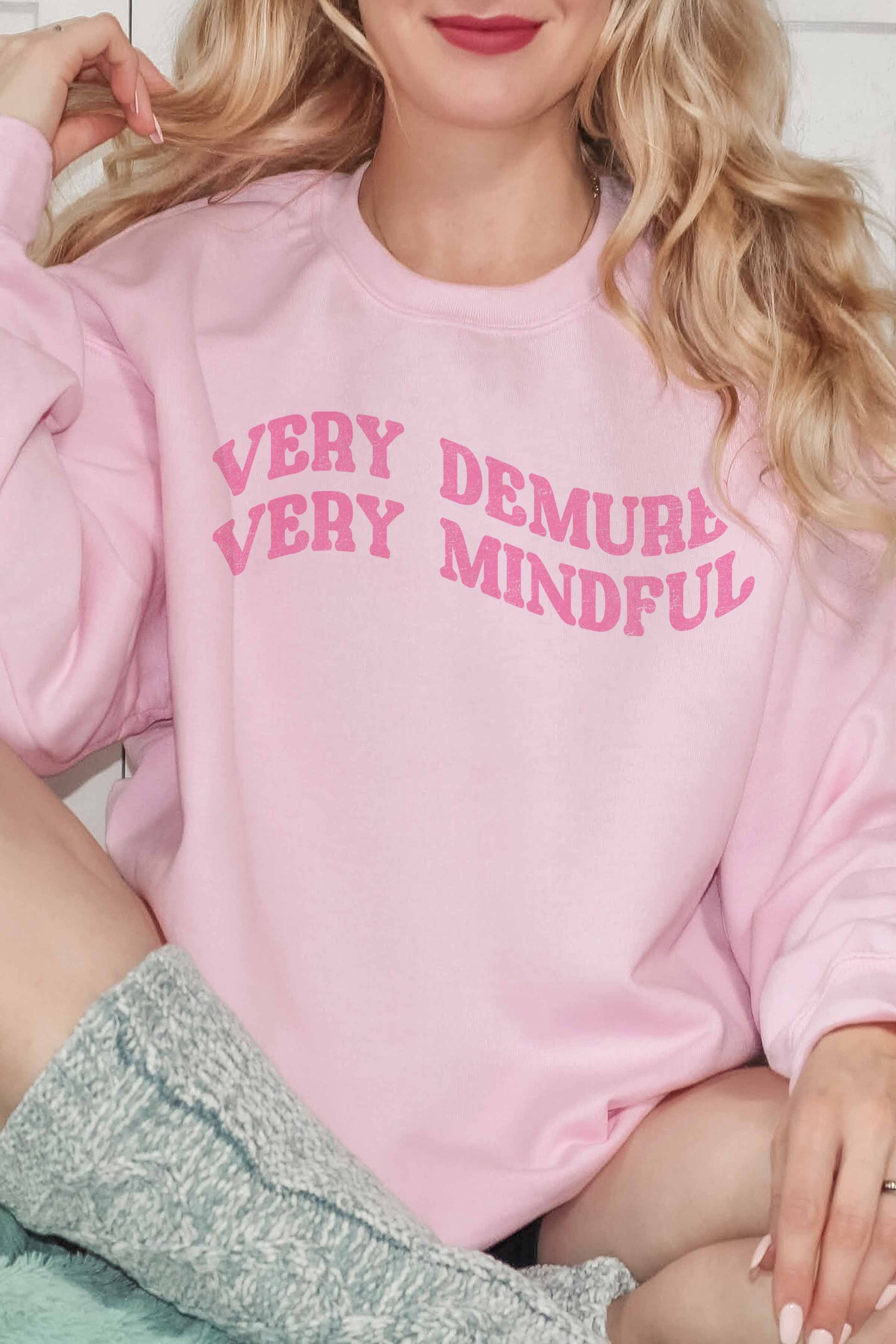Felpa oversize con stampa “Very Demure Very Mindful”
