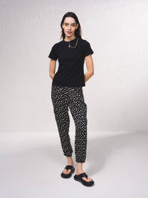 T-shirt basic aderente con catena dorata