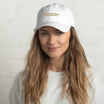 Cappellino dad hat ricamato “The Bride Needs Champagne”