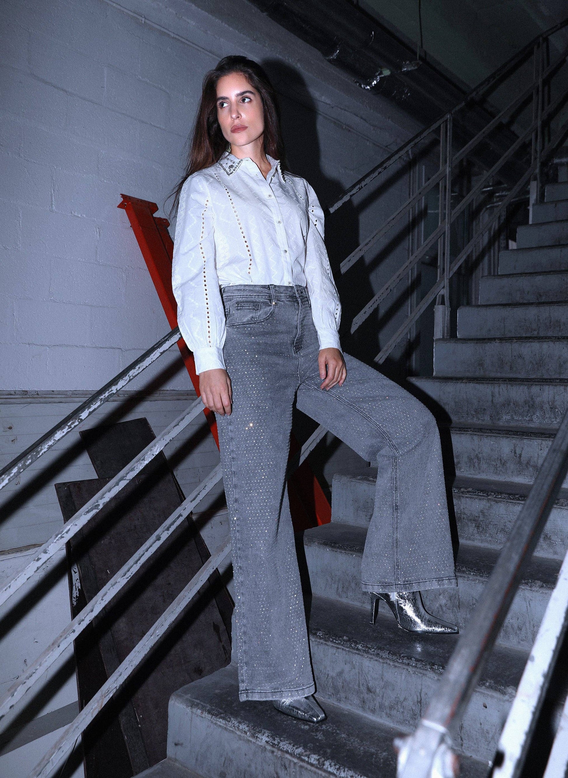 Jeans grigi con paillettes a vita alta