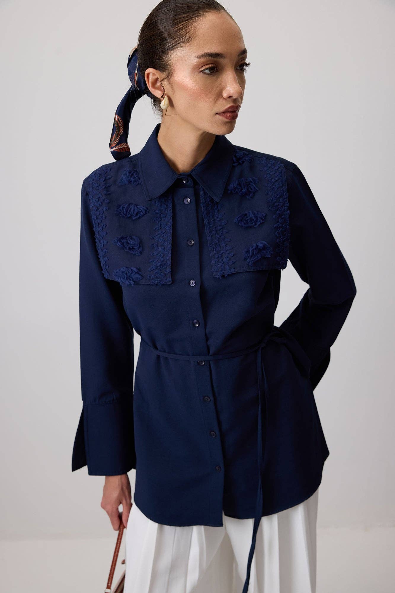 Camicia in lino blu navy con pizzo floreale e cintura