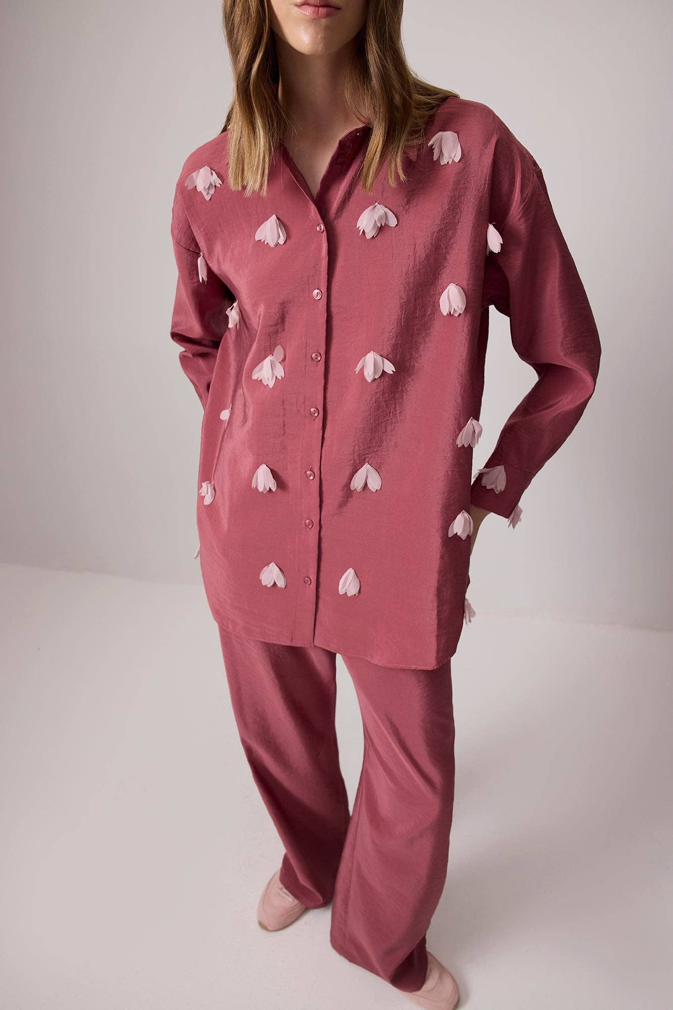 Camicia oversize rosa con applicazioni floreali 3D